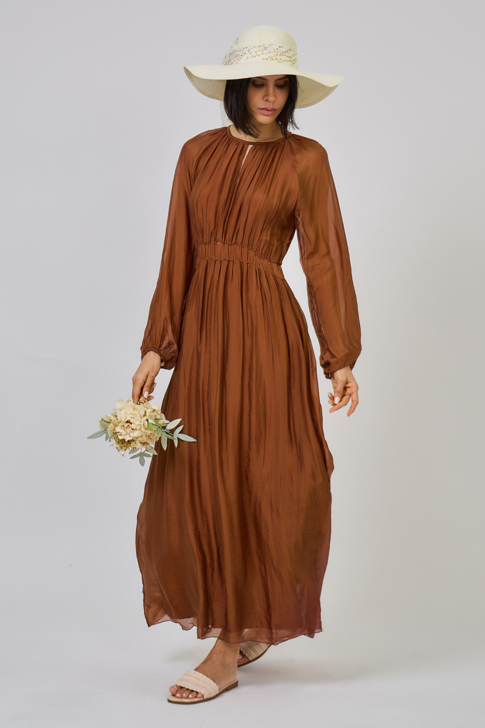 Robe longue en soie mélangée-31085
- Taille unique : 36-40
- Manches longues transparente en soie vaporeuse
- Devant : Ouverte et plissée
- Dos : Ouverte et plissée jusqu'à la taille, s'attache avec
deux liens
- Elastique large à la taille
- Soie mélangée, effet vaporeuse et fluide
- Soie 30%, viscose 70%
- Doublure viscose 100%
- La mannequin mesure 1m78