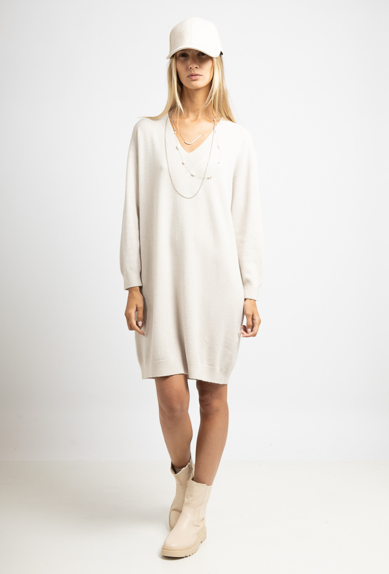 Robe pull oversize col v-36009
- Manches longues
- Avec des côtes aux poignets et au col
- Sans couture
- Toucher cachemire
- Taille unique 36-42
- La mannequin mesure 1m78 et porte une taille unique 36-42
- Fabrication Italienne