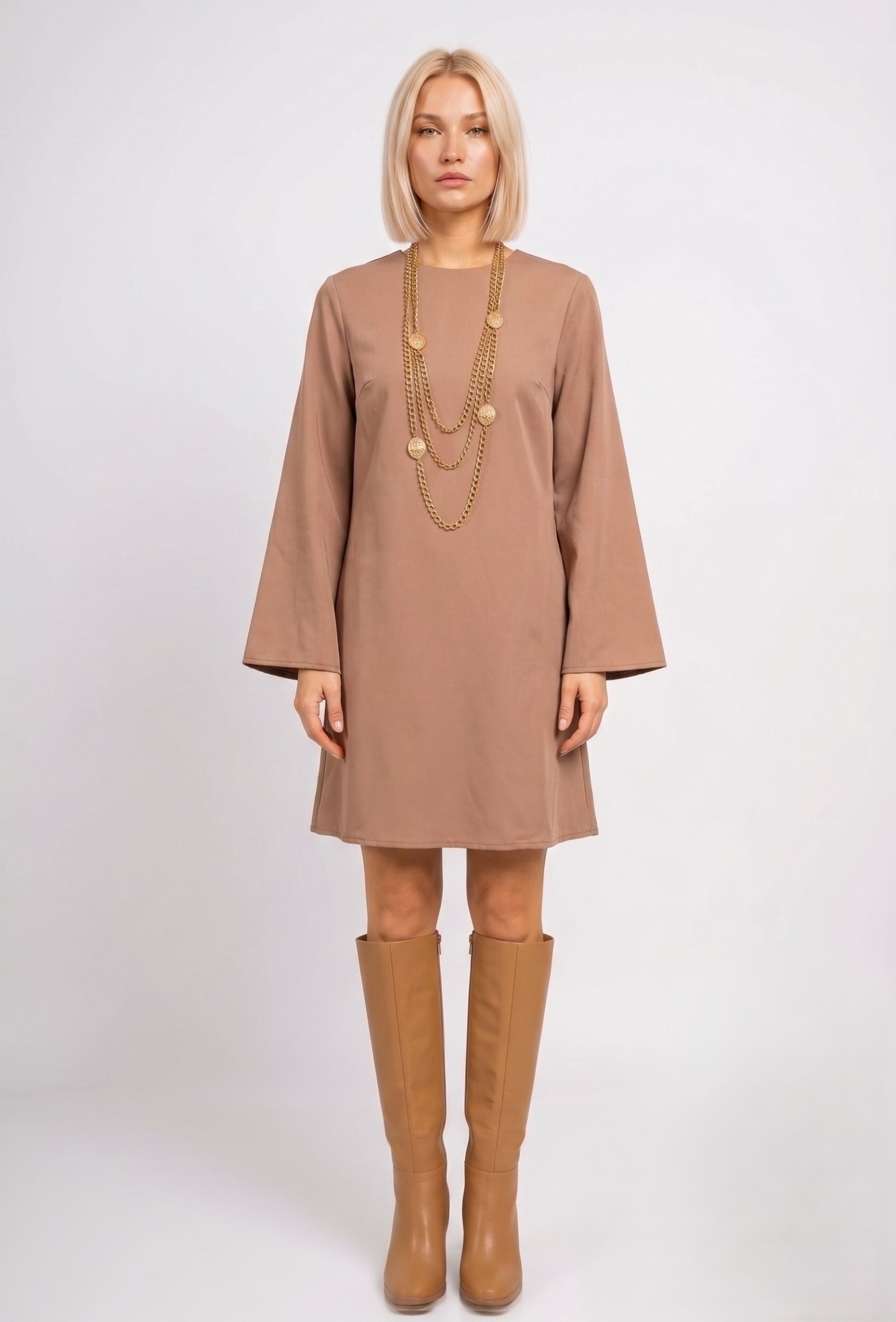 Grossiste Max & Enjoy (Vêtements) - Robe unie effet satiné en polyester, col rond, avec attache bouton
