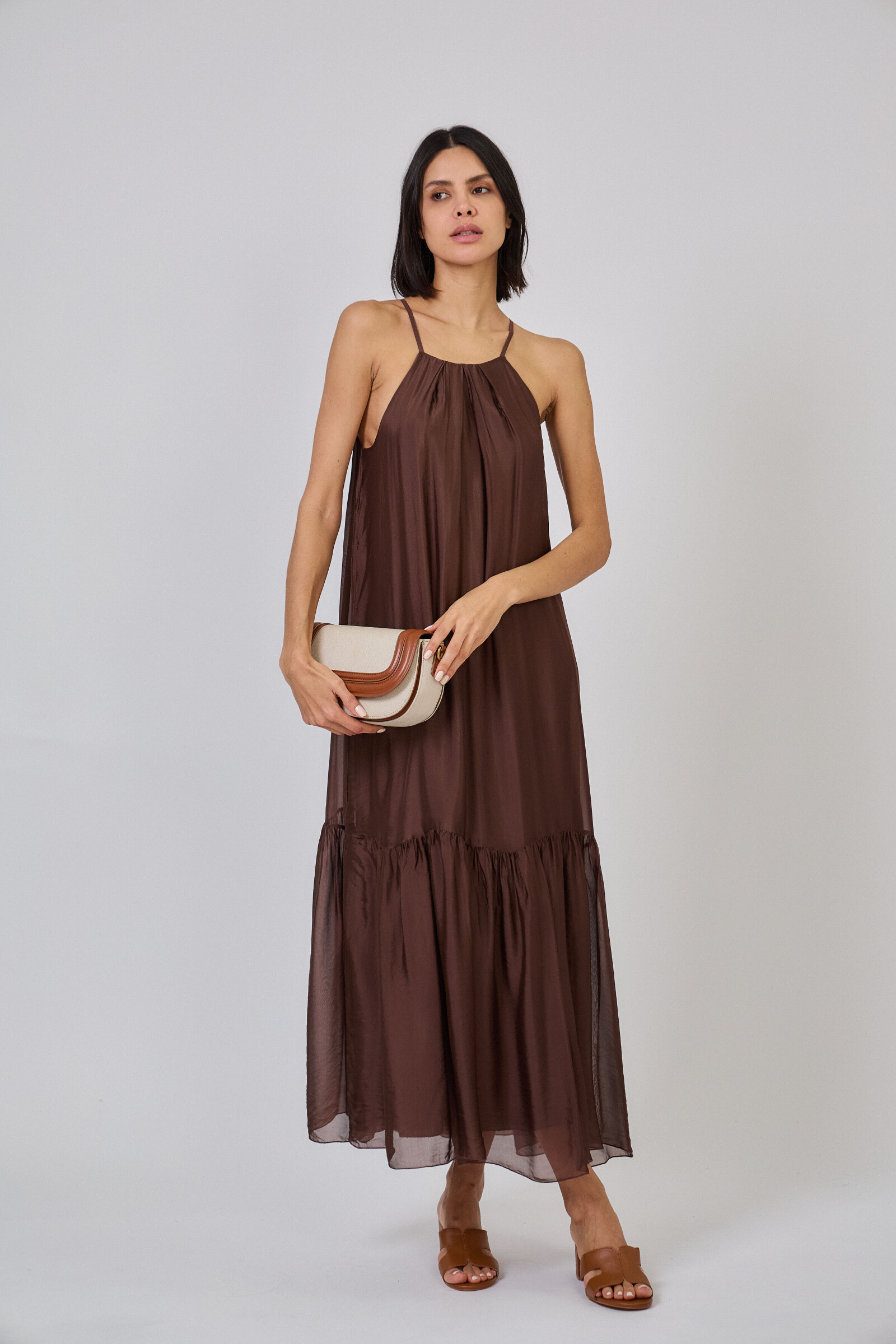 Robe longue épaules dénudées en soie mélangée effet vaporeux:
- Col rond épaules dénudées avec attache au dos
- Doublée
- Matière fluide en soie vaporeuse; 30%Soie 70%Viscose
-La mannequin mesure 1.78m et porte une taille unique