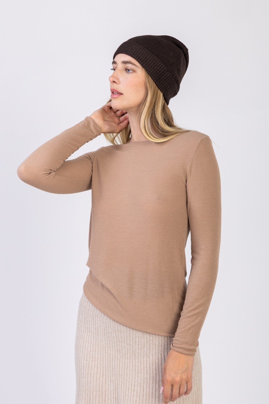 Sous pull second peau côtelé en cachemire mélangé-46873
- Col rond
- Manches longues
- Finition côtelé
- Taille unique : 36-42
- La mannequin mesure 1m78 et porte un 36-42
- Composition : 10% Cachemire 75% viscose 10% Nylon 5% Elasthanne
- Comment adopter notre T-shirt manches longues « seconde peau »
 Son + : Ultra-léger et tendance pour un confort total.
Une capsule intemporelle qui sera le best seller de la saison, résolument mode,
un essentiel pour l’automne hiver. 
Une coupe confortable et basique, il se porte tout aussi bien en dessous 
qu'au-dessus de vos vêtements. 
Cette sensation d’être enveloppé dans un tissu léger et discret, qui semble ne faire qu’un avec votre corps. 
Adoptez le succès garantie !