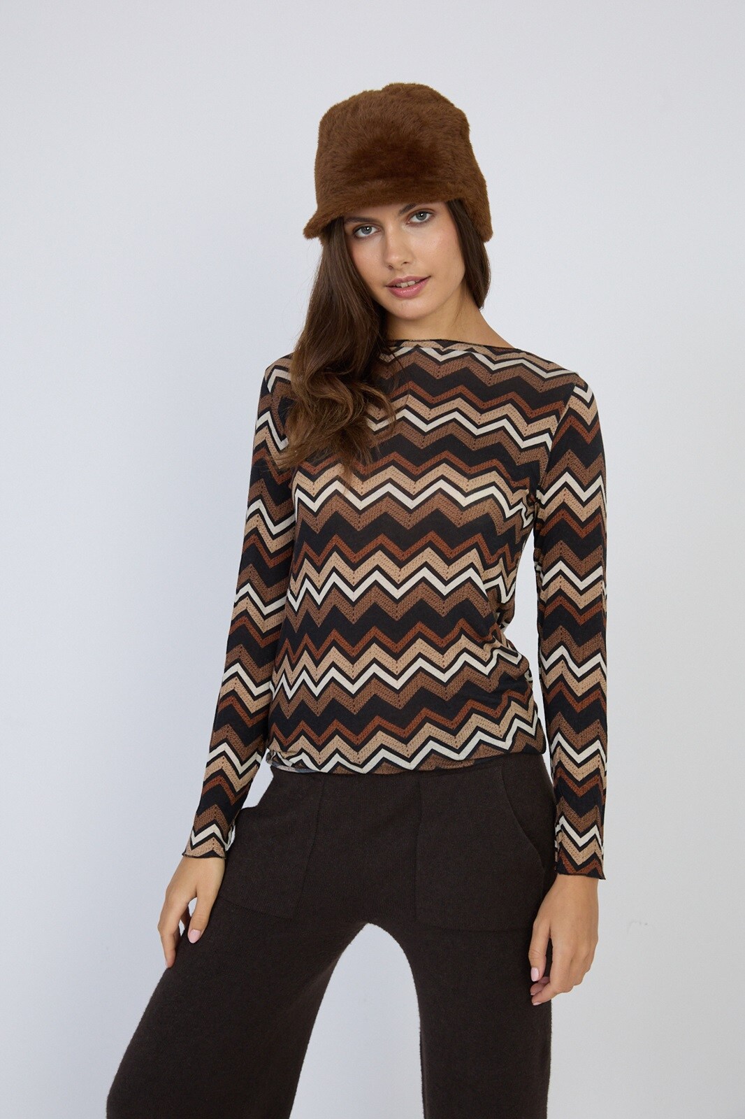 Sous pull seconde peau motifs Zig-Zag en cachemire mélangé-46873
- Col rond
- Manches longues
- Effet seconde peau
- Taille unique : 36-42
- La mannequin mesure 1m78 et porte un 36-42
- Composition : 10% Cachemire 75% viscose 10% Nylon 5% Elasthanne
- Comment adopter notre T-shirt manches longues « seconde peau «
 Son + : Ultra-léger et tendance pour un confort total.
Une capsule intemporelle qui sera le best seller de la saison, résolument mode,
un essentiel pour l’automne hiver. 
Une coupe confortable et basique, il se porte tout aussi bien en dessous 
qu'au-dessus de vos vêtements. 
Cette sensation d’être enveloppé dans un tissu léger et discret, qui semble ne faire qu’un avec votre corps. 
Adoptez le succès garantie !
Conseil d'entretien :
Privilégiez des lavages à basse température afin d’éviter de déformer les fibres et, si possible, 
évitez le sèche-linge, qui peut abîmer ces matières délicates. 
Utiliser des sacs de lavage pour les pièces les plus fragiles est également une bonne idée. 
Cela permet de prévenir les accrocs ou l'usure prématurée des vêtements pendant le lavage.