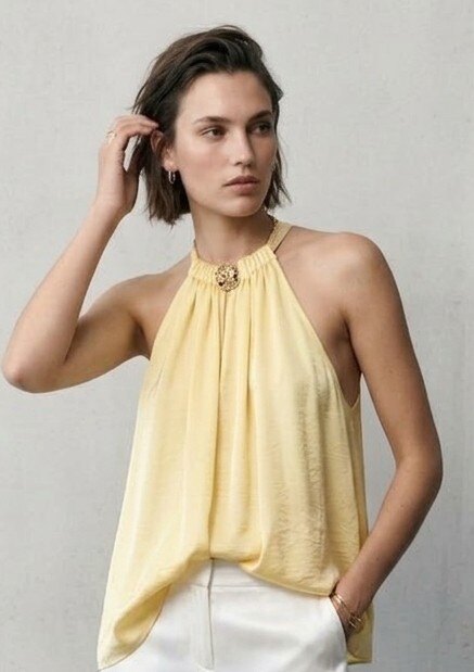 Grossiste Max & Enjoy (Vêtements) - Top fluide à col montant orné d’un bijou central, dans une coupe aérienne et féminine.