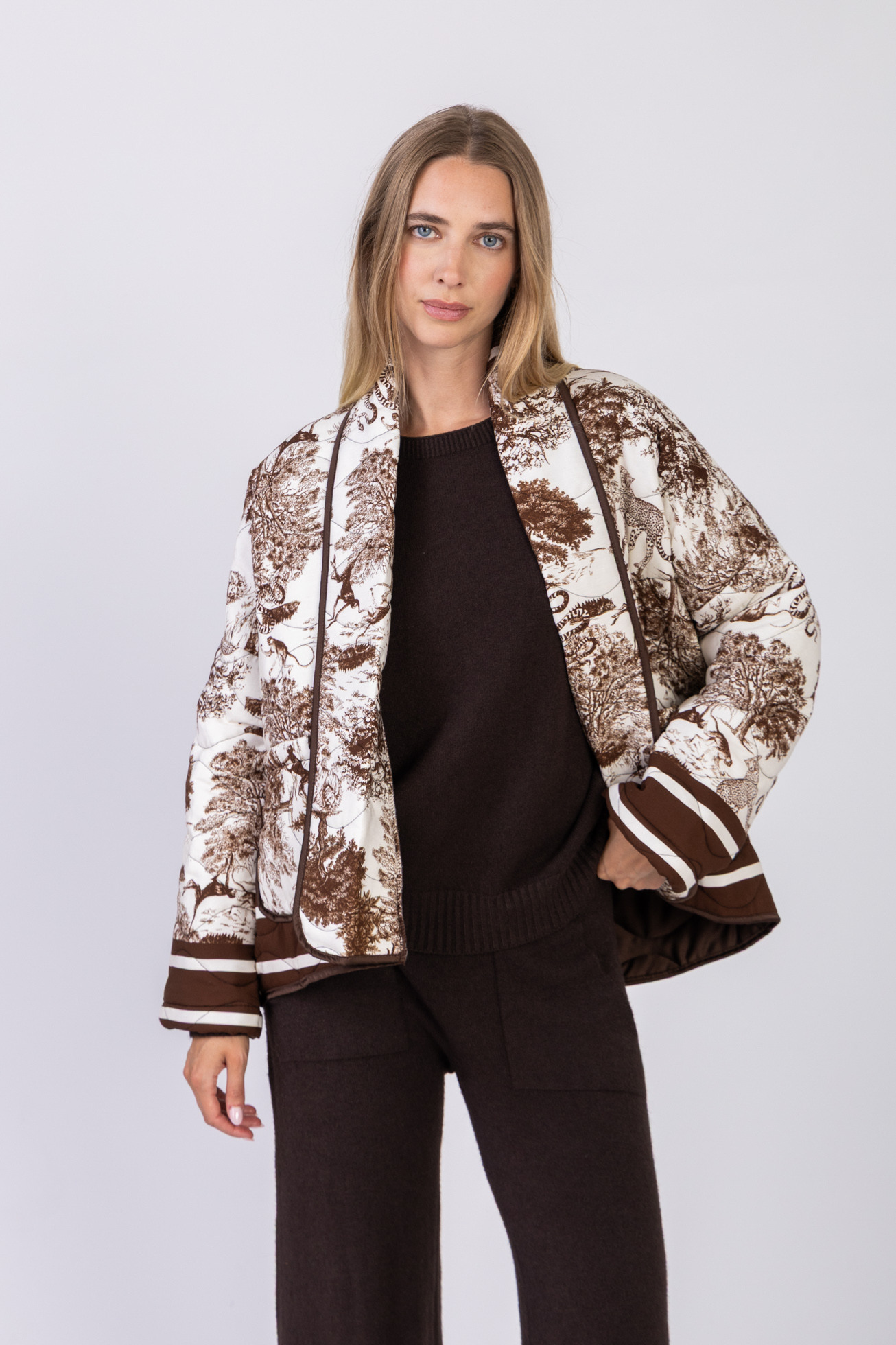 Veste imprimé Jungle manches longues -7903
- TU : 36-42
- Imprimé Jungle 
- Matelassée
- Deux poches devant
- Intérieur : unie polyester 100%
- Composition : 100% viscose
- La mannequin mesure 1m78 et porte une taille unique 36-42
- Le conseil de nos stylistes : Une veste agréable à porter pour des soirées fraîches ou à l'automne avec un pantalon maille et pourquoi pas avec un full set mitaines, bonnet et écharpe signé Max & Enjoy