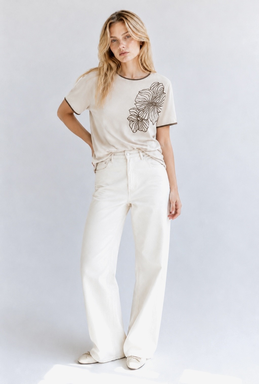 Mayorista max long - Camiseta con bordado floral minimalista