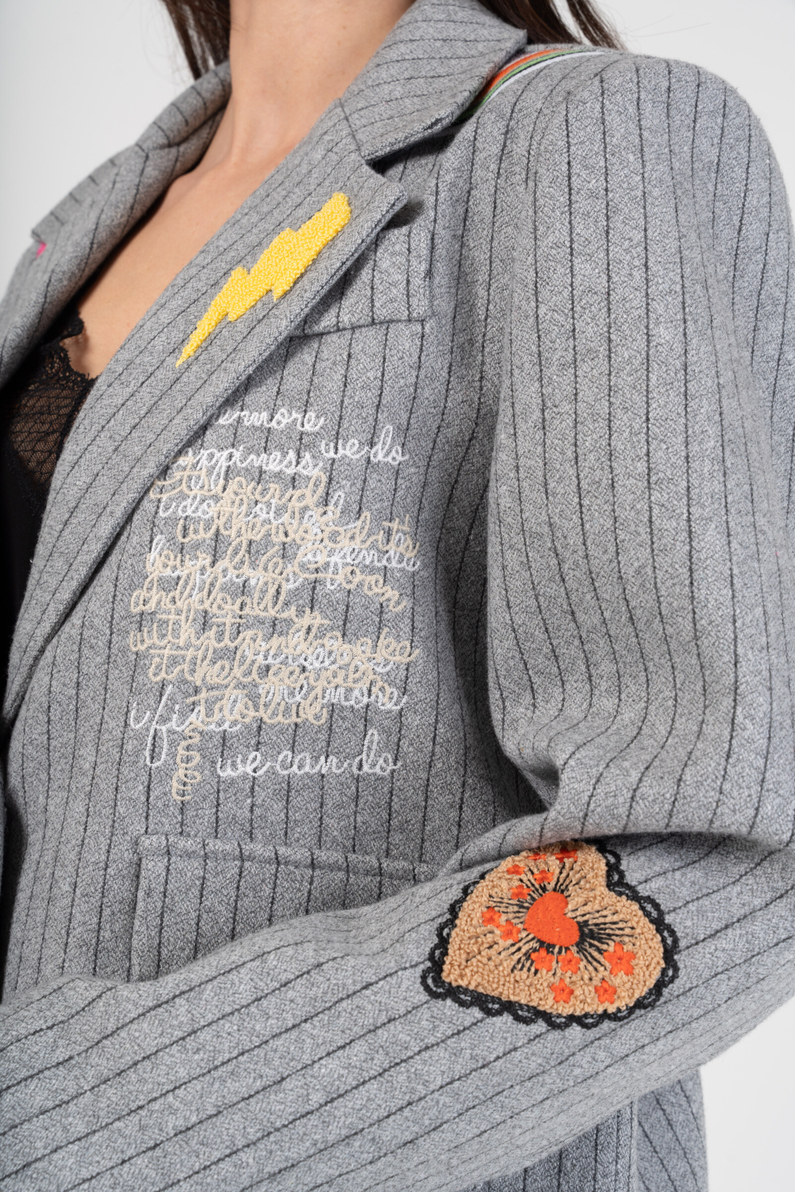 Blazer Jacke mit farbiger Stickerei und Patch! - Hellgrau - 2 - Großformat