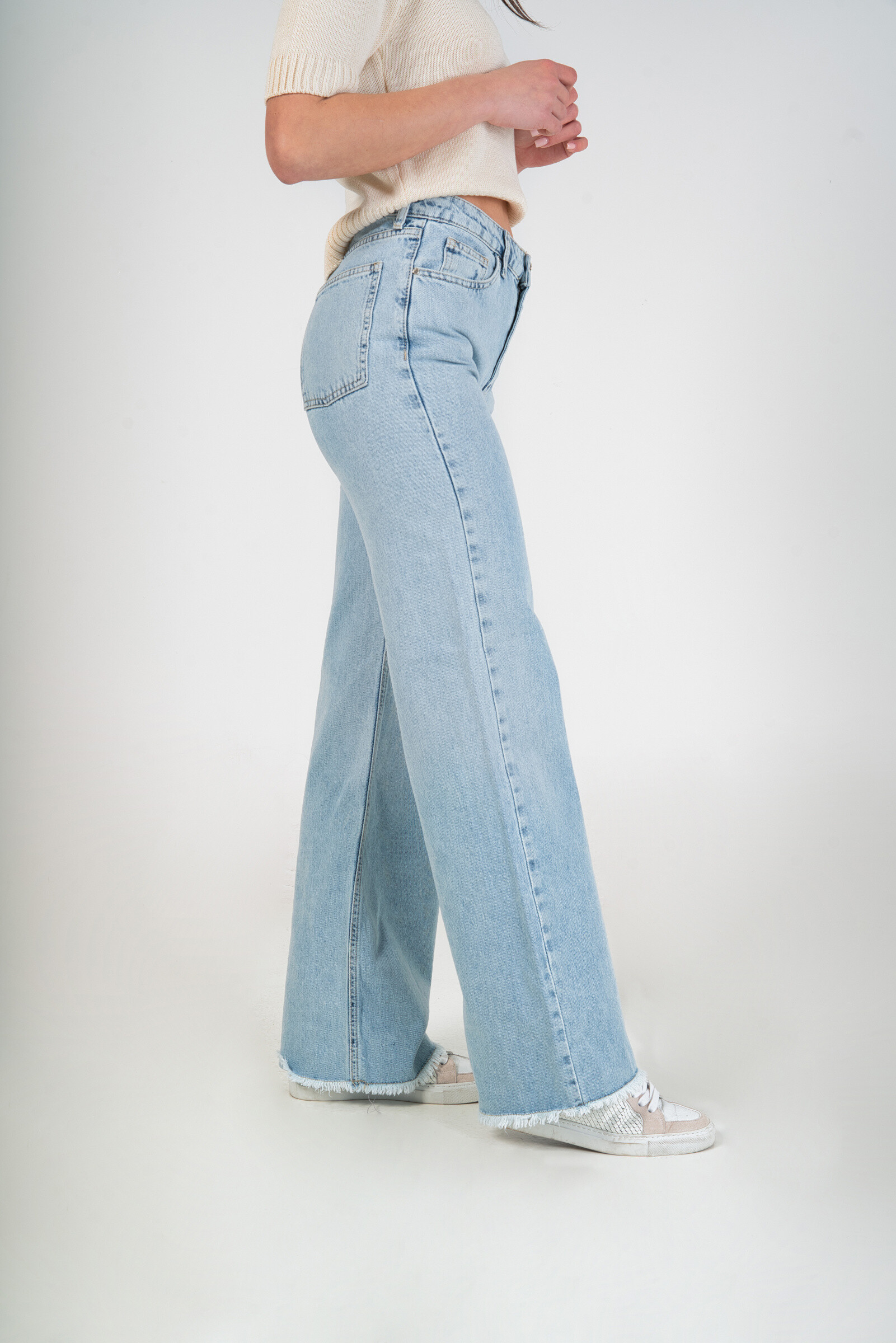 Wholesaler MAXMILA PARIS - Jeans straight cut with a small detail on the bottom finish
