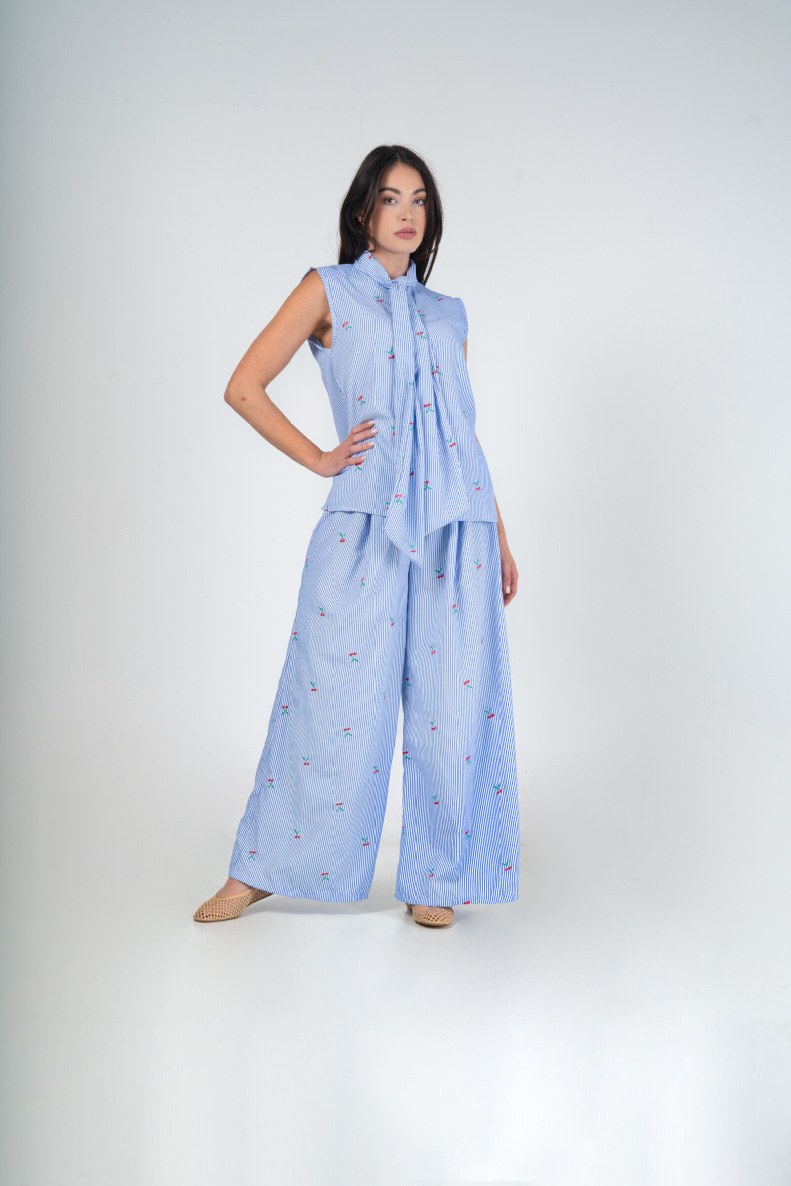 Wholesaler MAXMILA PARIS - Striking pants and fluid cherry