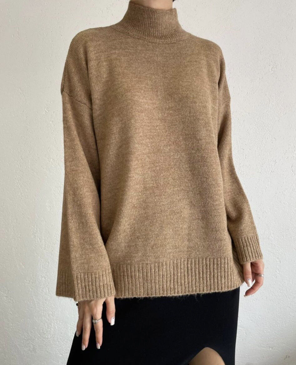 Pullover mit Trichterkragen und ausgestellten Ärmeln - Hauptbild