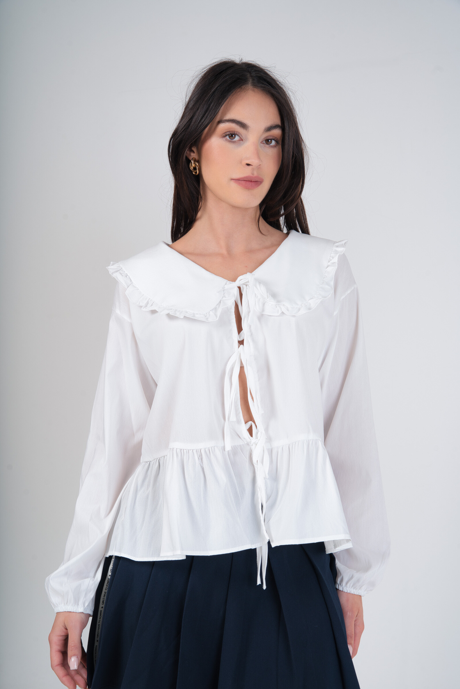 LUCY-Bluse mit gebundenem Bubikragen - Weiß - 3 - Großformat