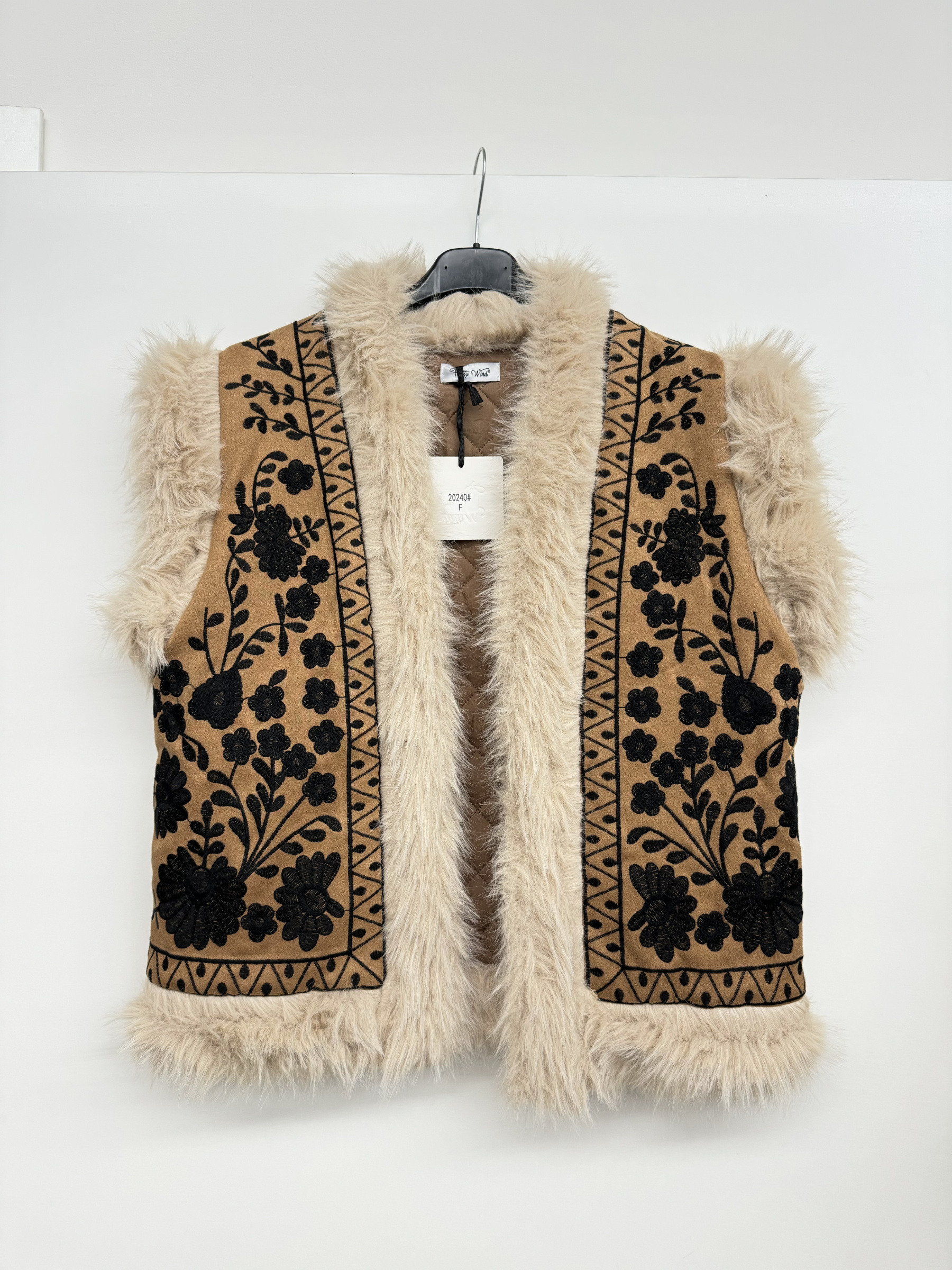 Grossiste MAY MODA - Gilet bordé de fausse fourrure beige