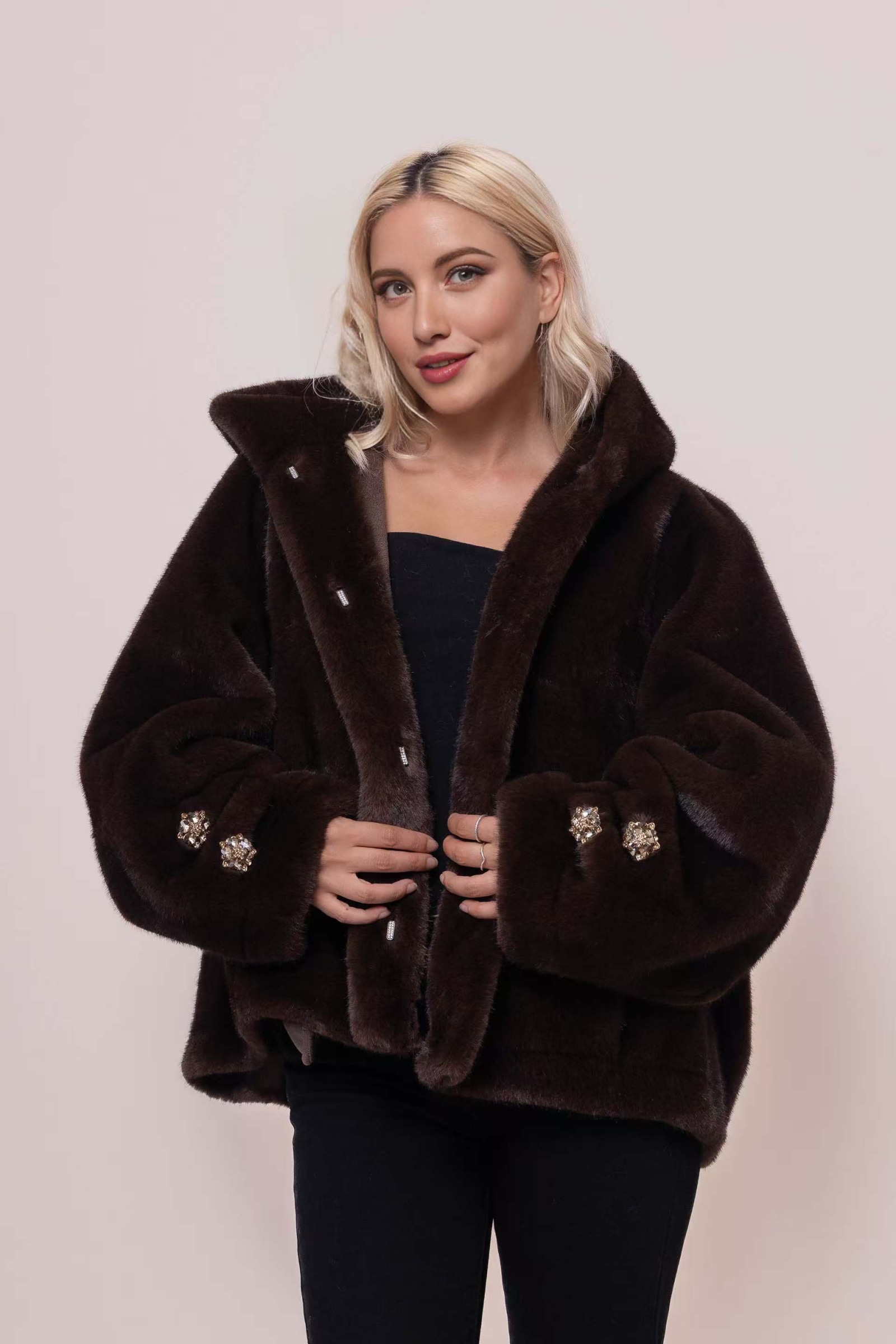 Grossiste MAY MODA - Veste élégante en fourrure avec capuche