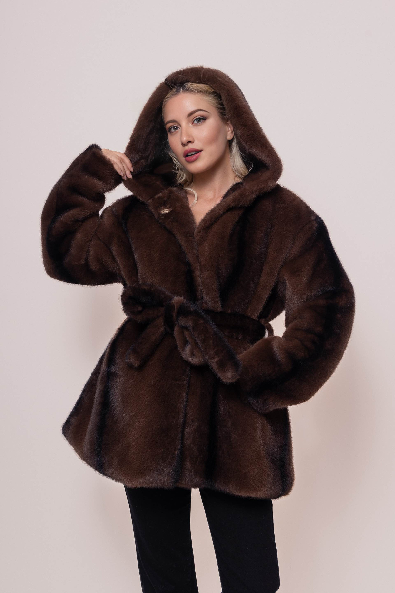 Grossiste MAY MODA - Veste en fourrure avec capuche
