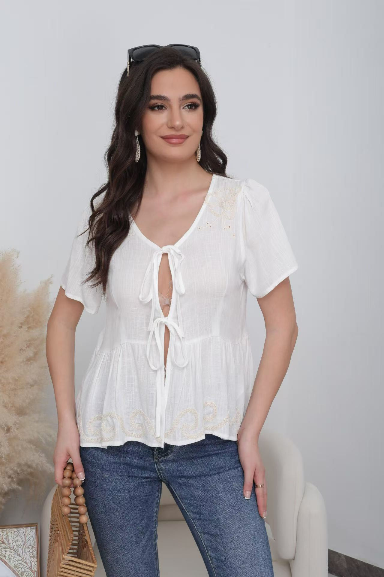 In Knoten bestickter Bluse - Image 10