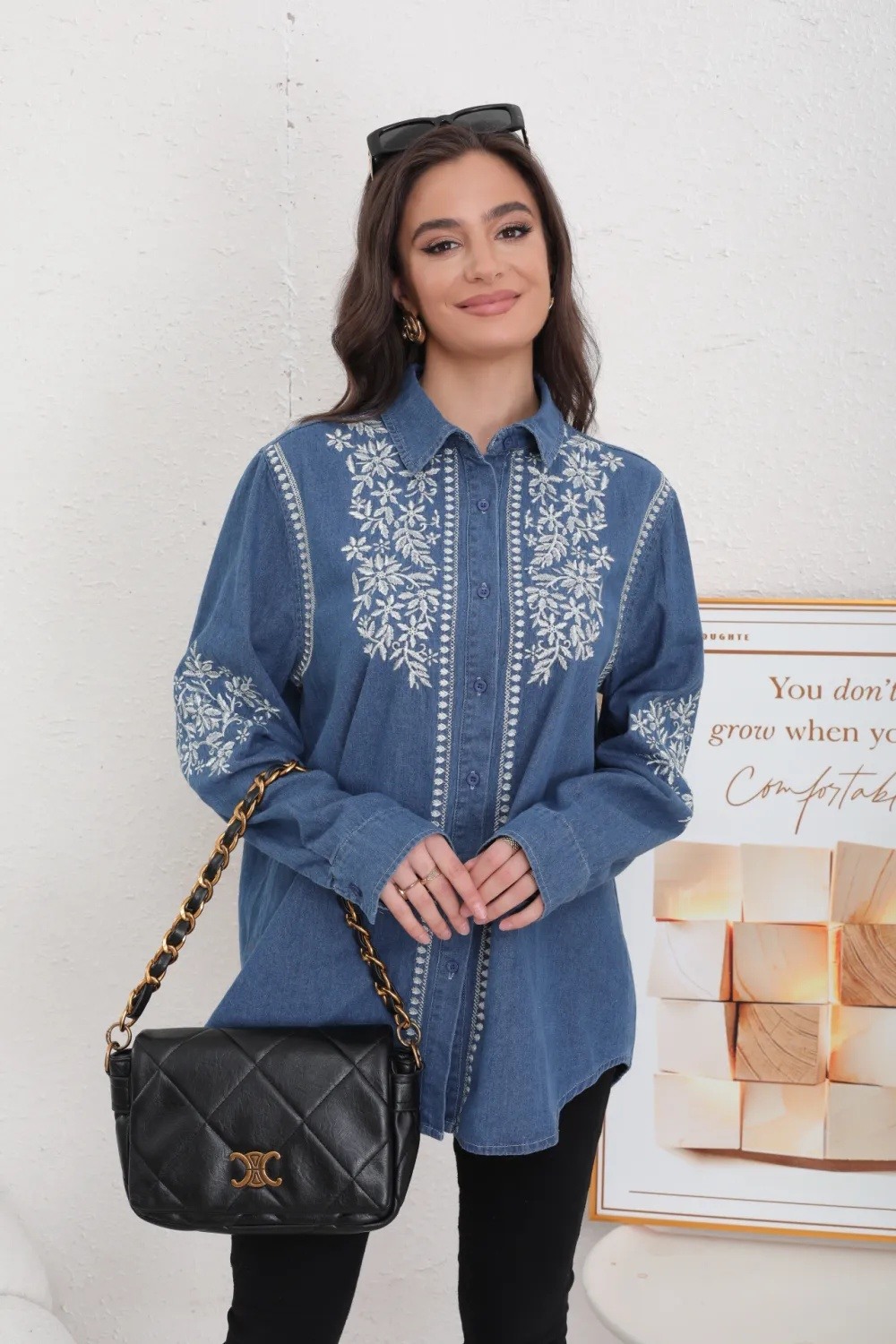 Blusa in denim con ricamo floreale - Image 1