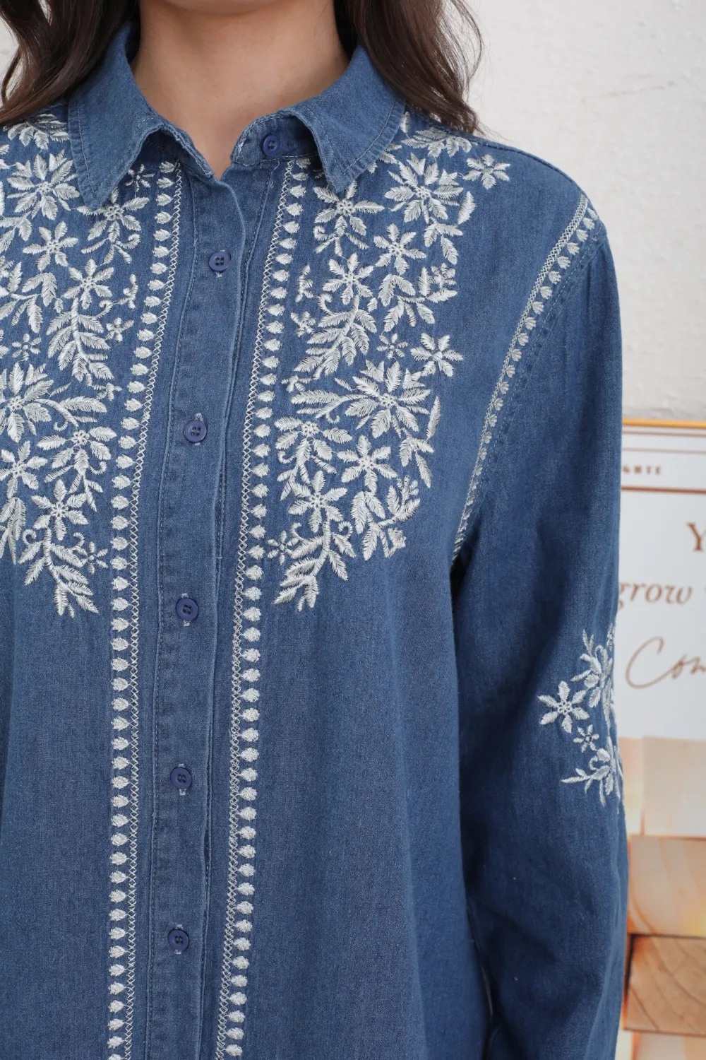 Blusa in denim con ricamo floreale - Image 4