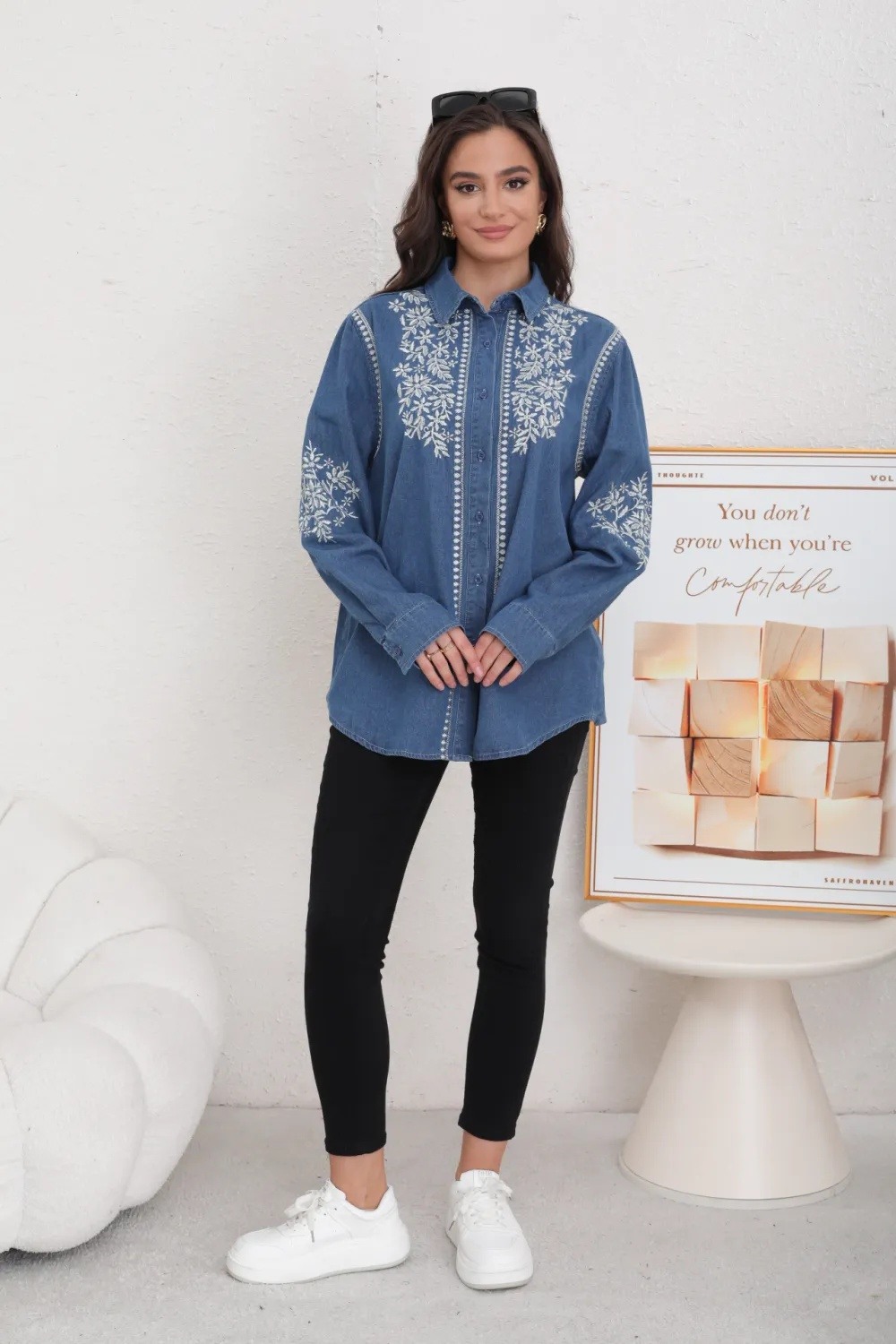 Blusa in denim con ricamo floreale - Image 2