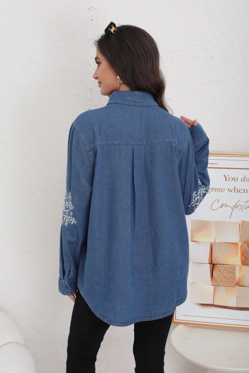 Blusa in denim con ricamo floreale - Image 5
