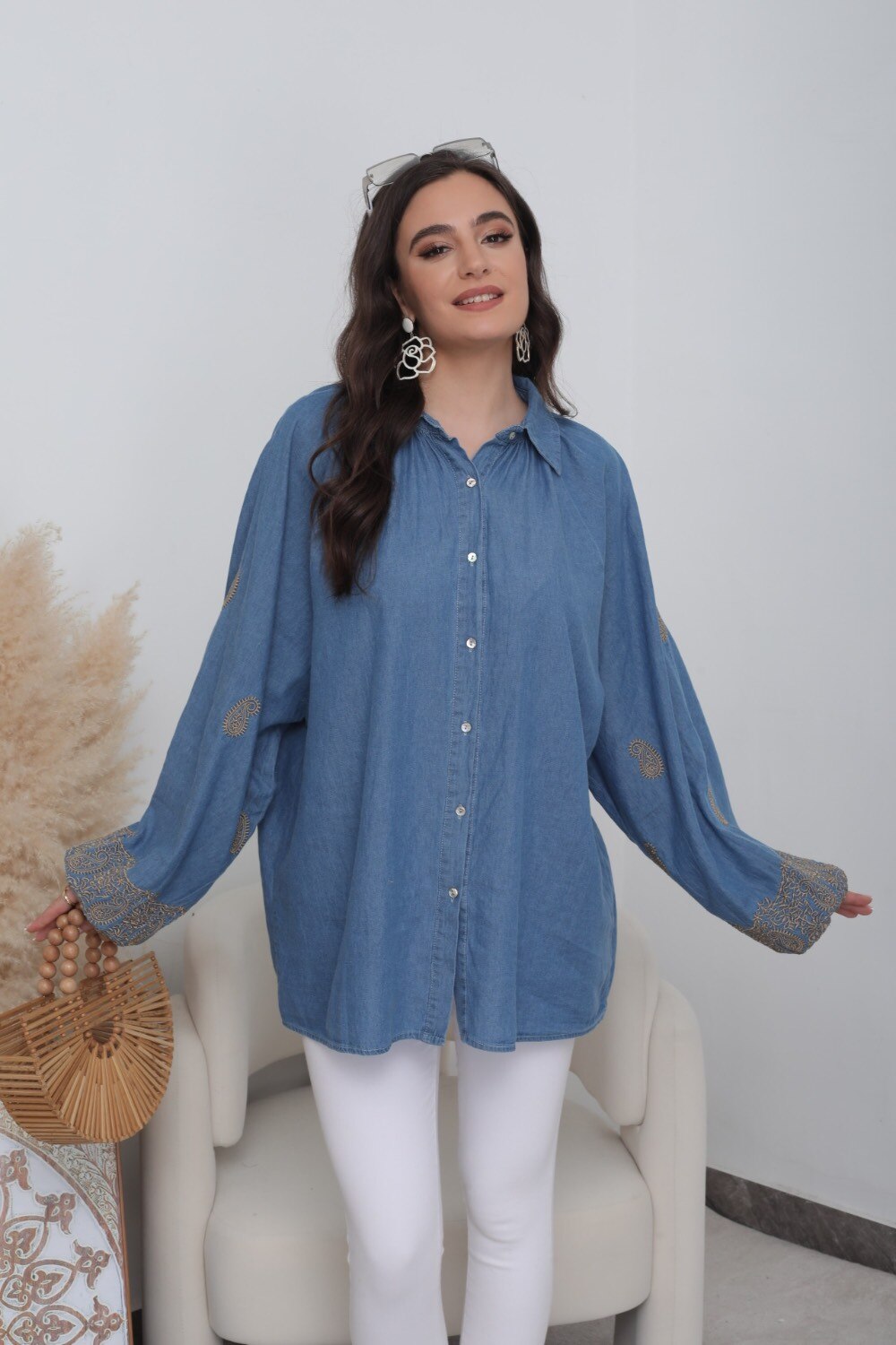 Bestickte Jeansbluse - Image 2