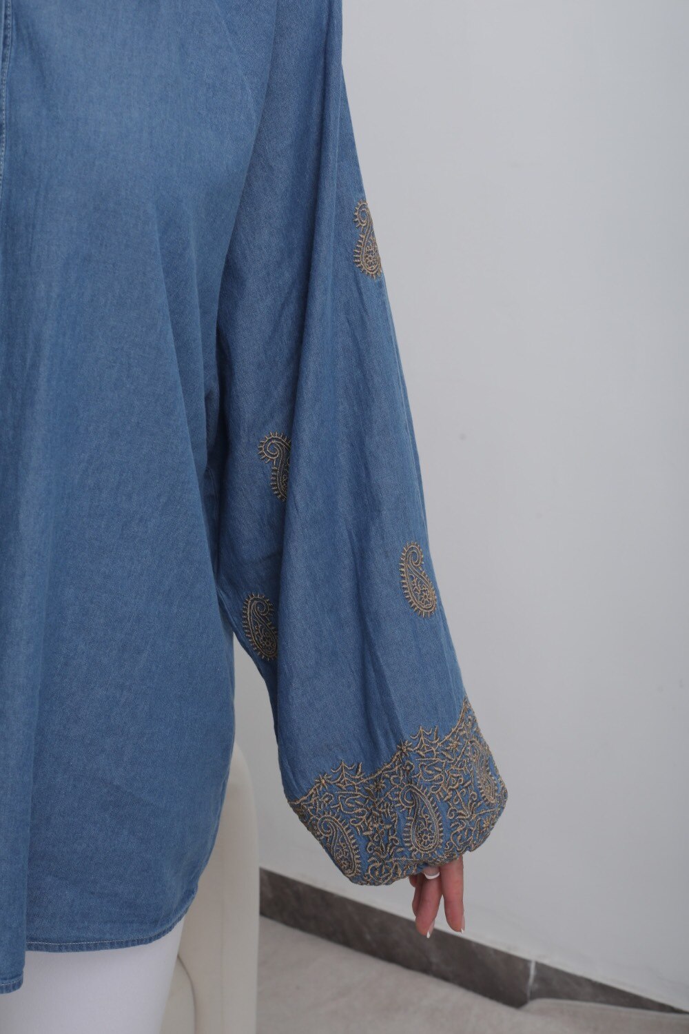 Bestickte Jeansbluse - Image 4