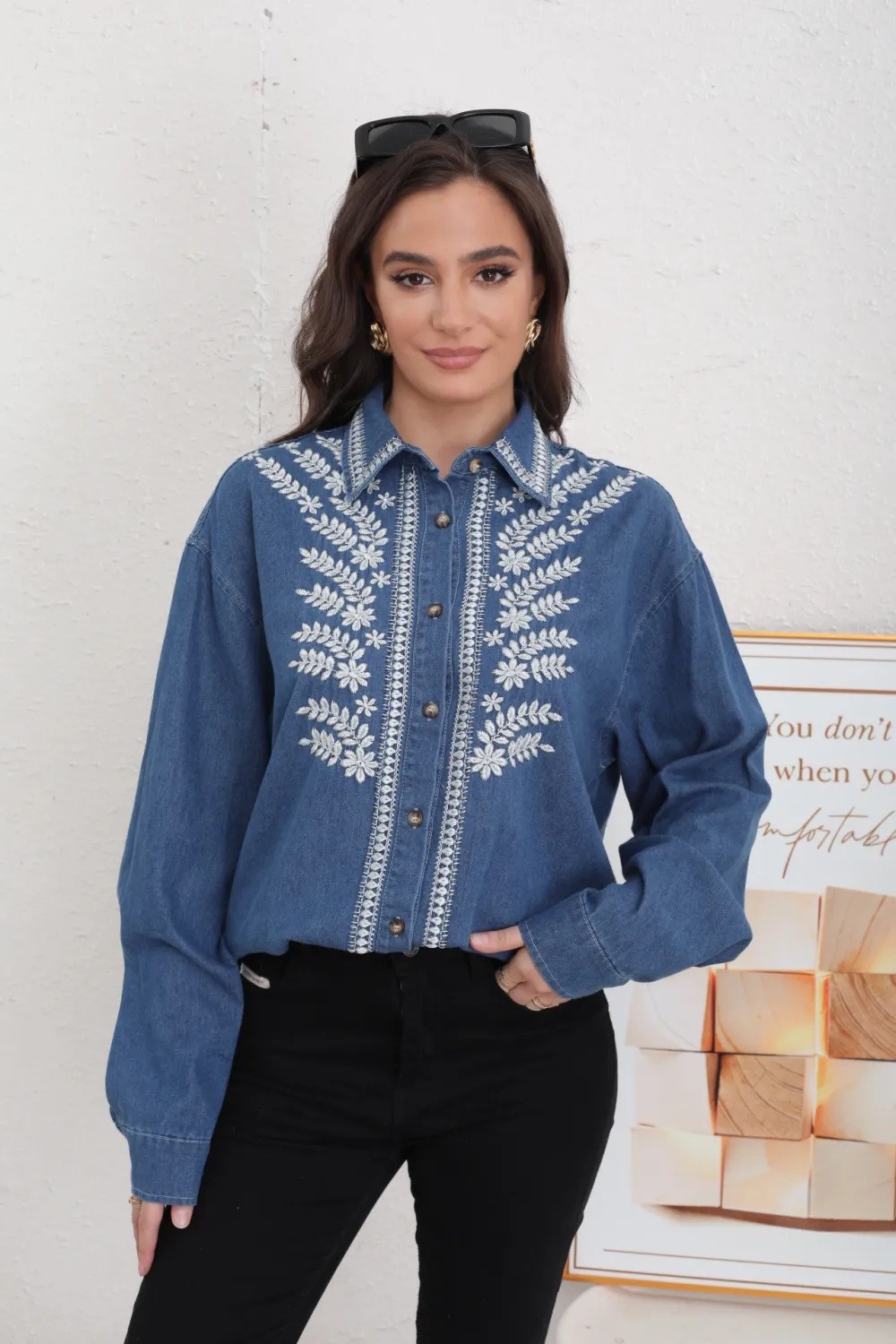Blusa Vaquera con Bordado de Hojas - Image 1
