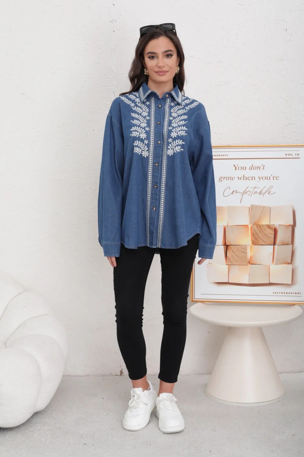 Blusa Vaquera con Bordado de Hojas - Image 2