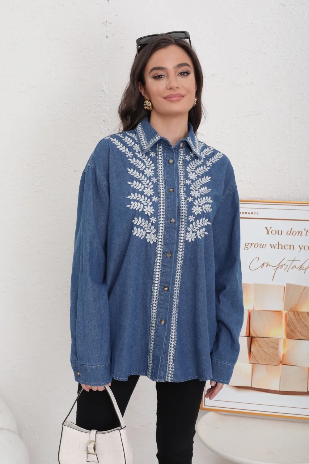 Blusa Vaquera con Bordado de Hojas - Image 3