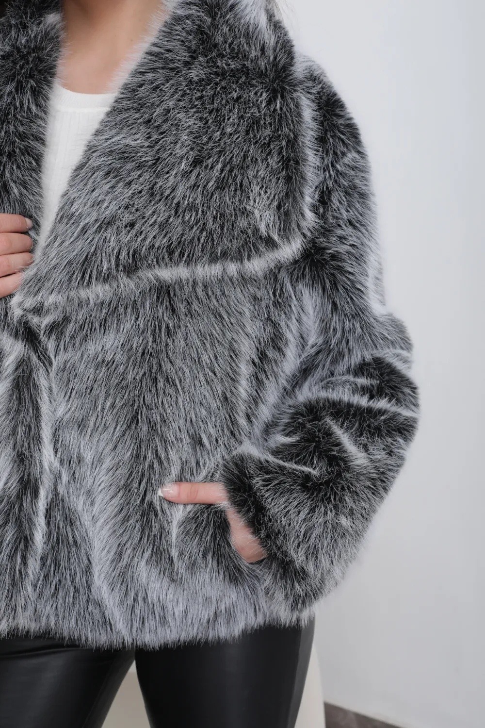 Zweifarbige Leopardenfelljacke - Image 17