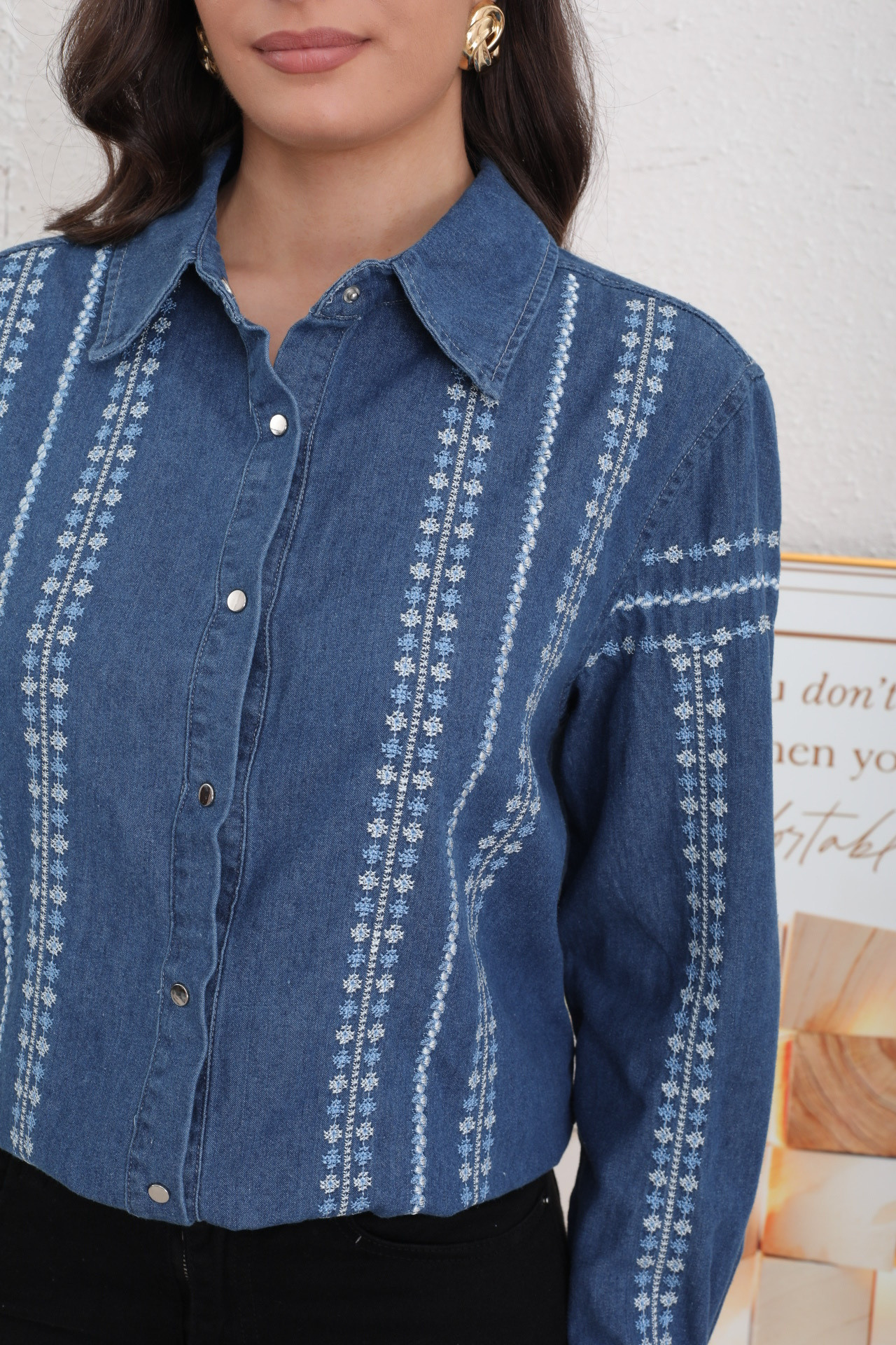 Ausgewaschenes Jeanshemd mit Stickerei - Image 3