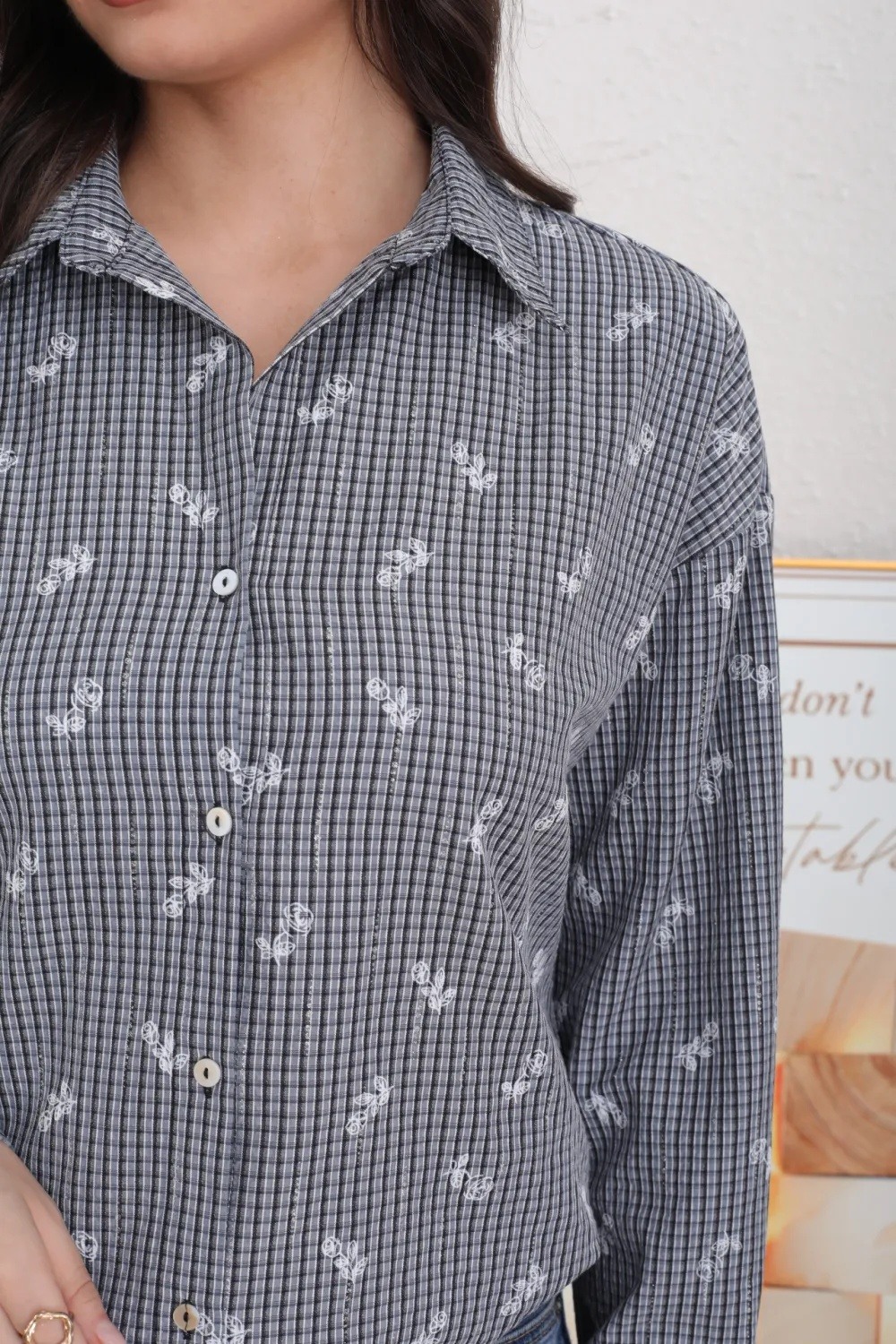 Gingham shirt with embroidered sequin flowers - Image 3