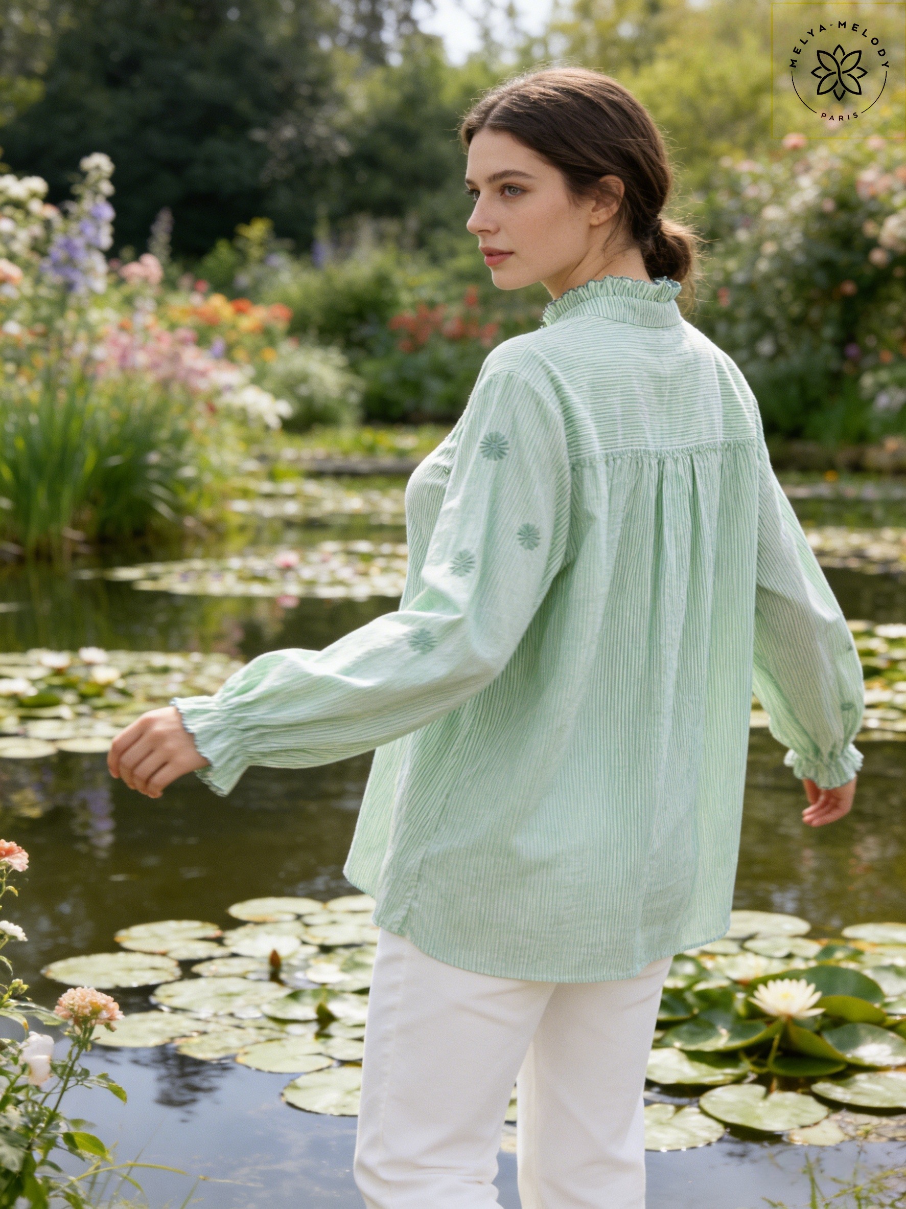 Blusa de rayas de manga larga adornada con bordados delicados - Image 5