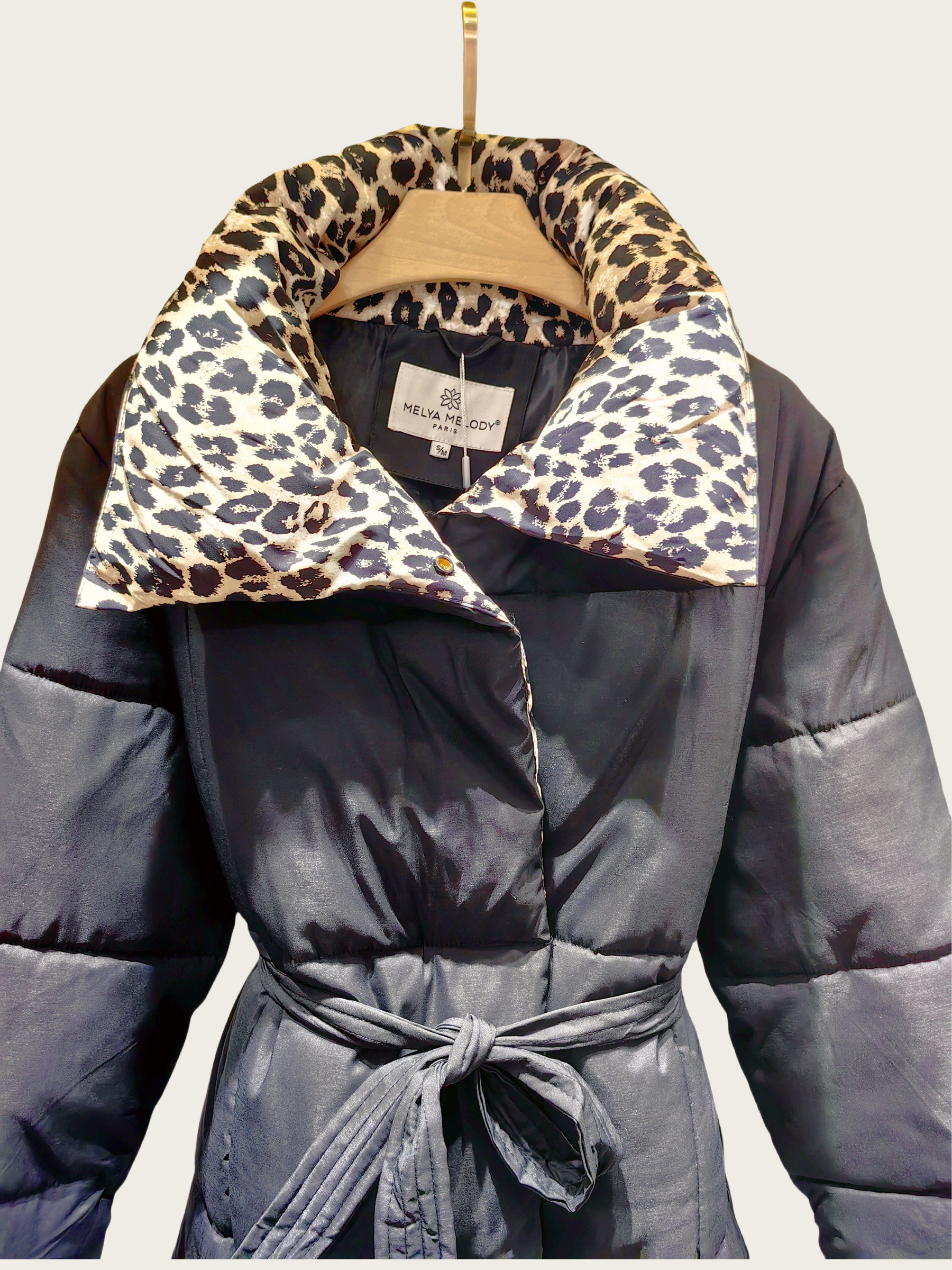 Long puffer jacket with leopard collar - Image 4