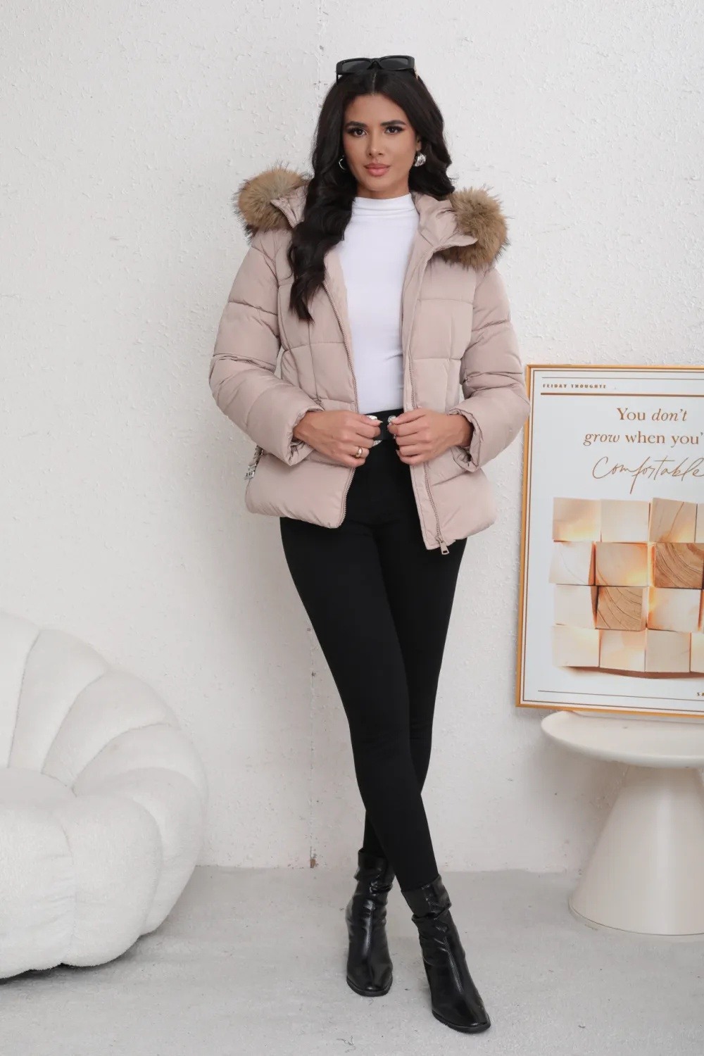 Kurze Daunenjacke mit Gürtel - Image 7