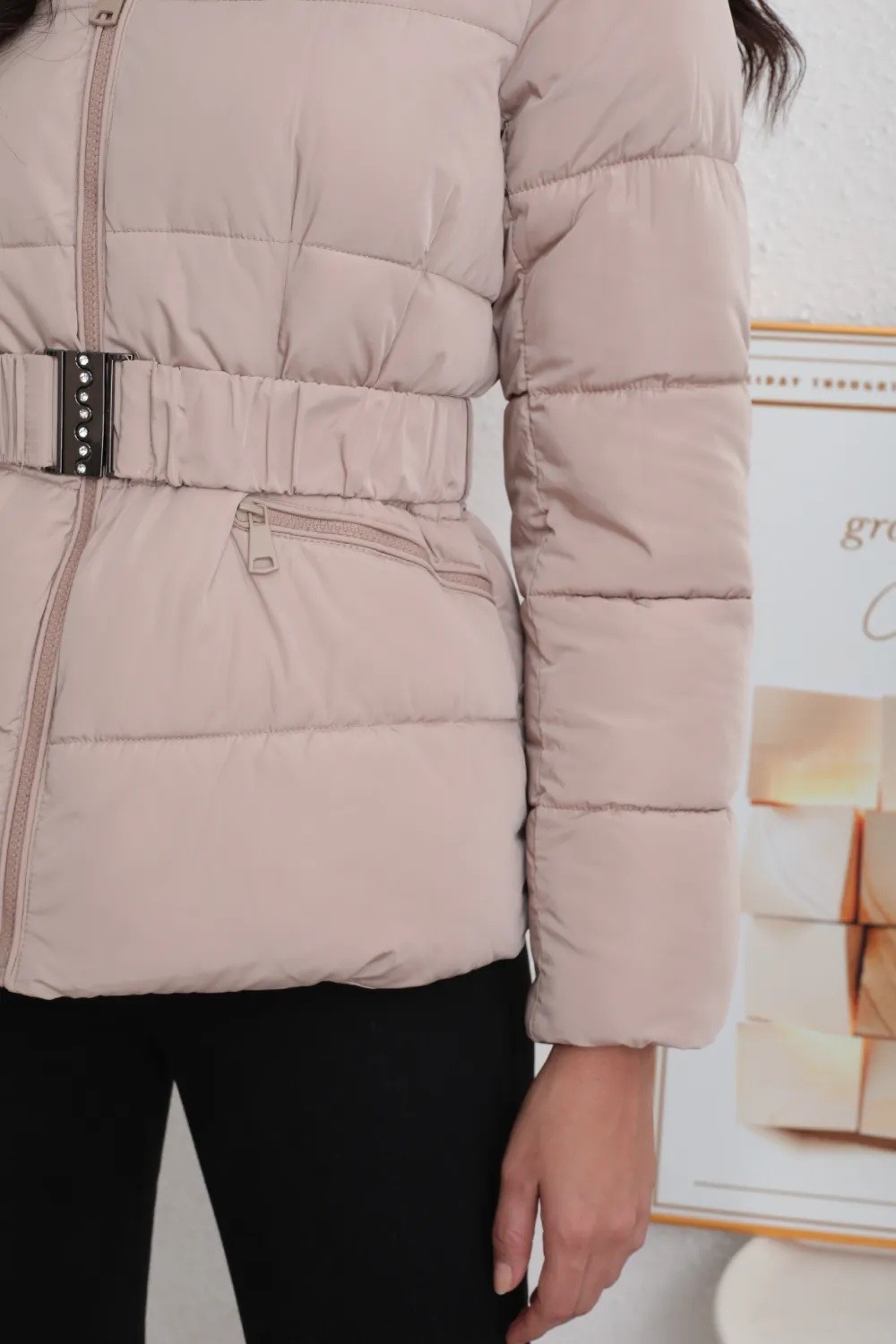 Kurze Daunenjacke mit Gürtel - Image 13