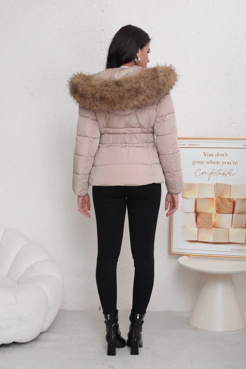 Kurze Daunenjacke mit Gürtel - Image 19