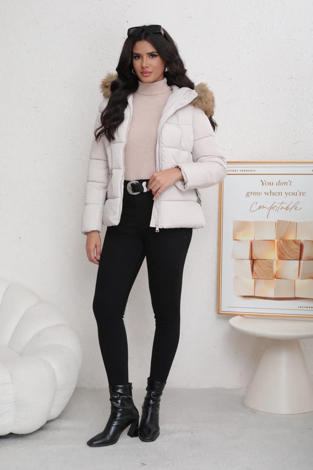 Kurze Daunenjacke mit Gürtel - Image 5