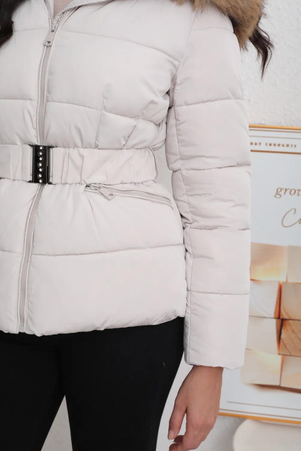 Kurze Daunenjacke mit Gürtel - Image 10