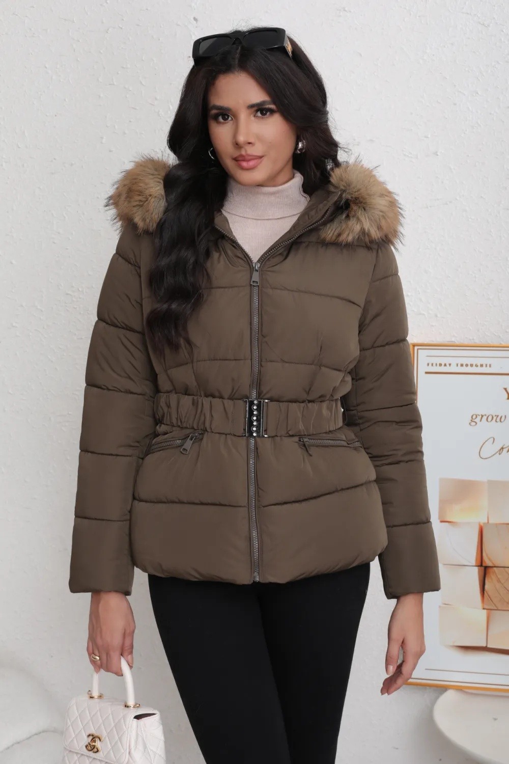 Kurze Daunenjacke mit Gürtel - Image 3
