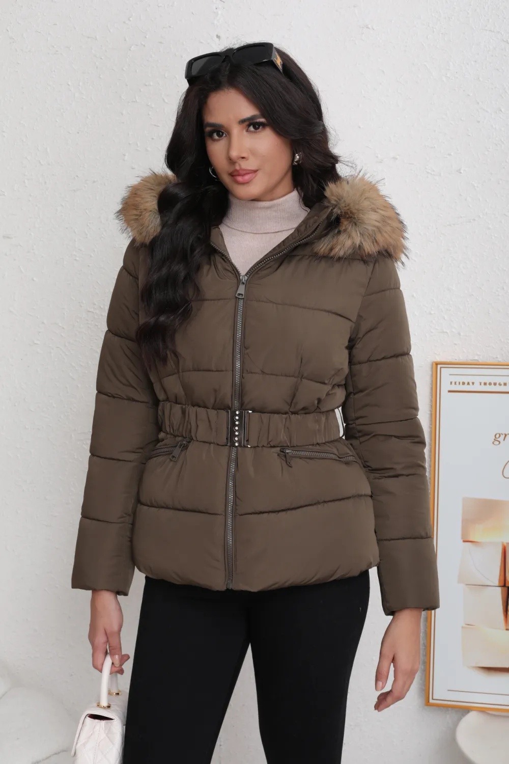 Kurze Daunenjacke mit Gürtel - Image 14