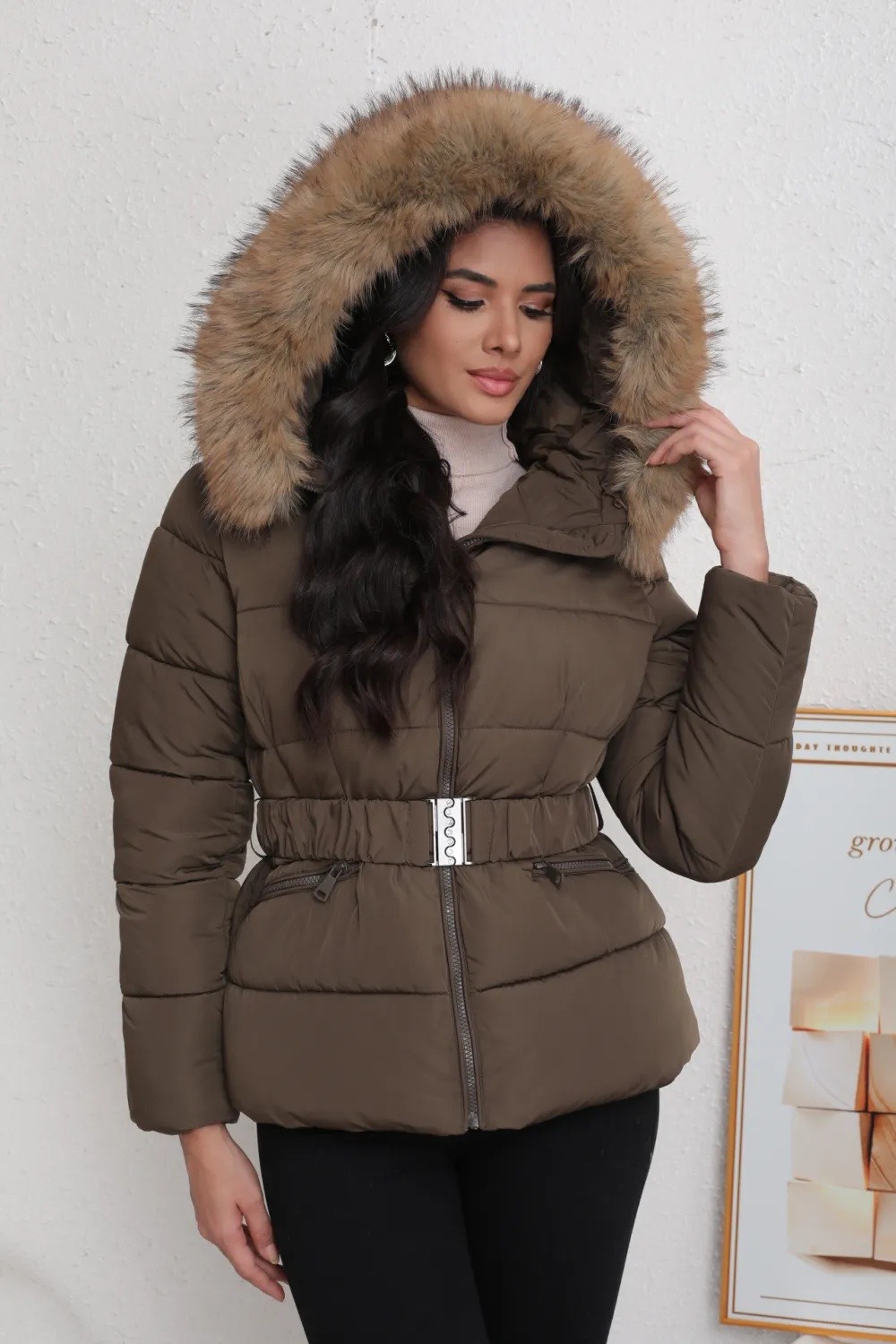Kurze Daunenjacke mit Gürtel - Image 6