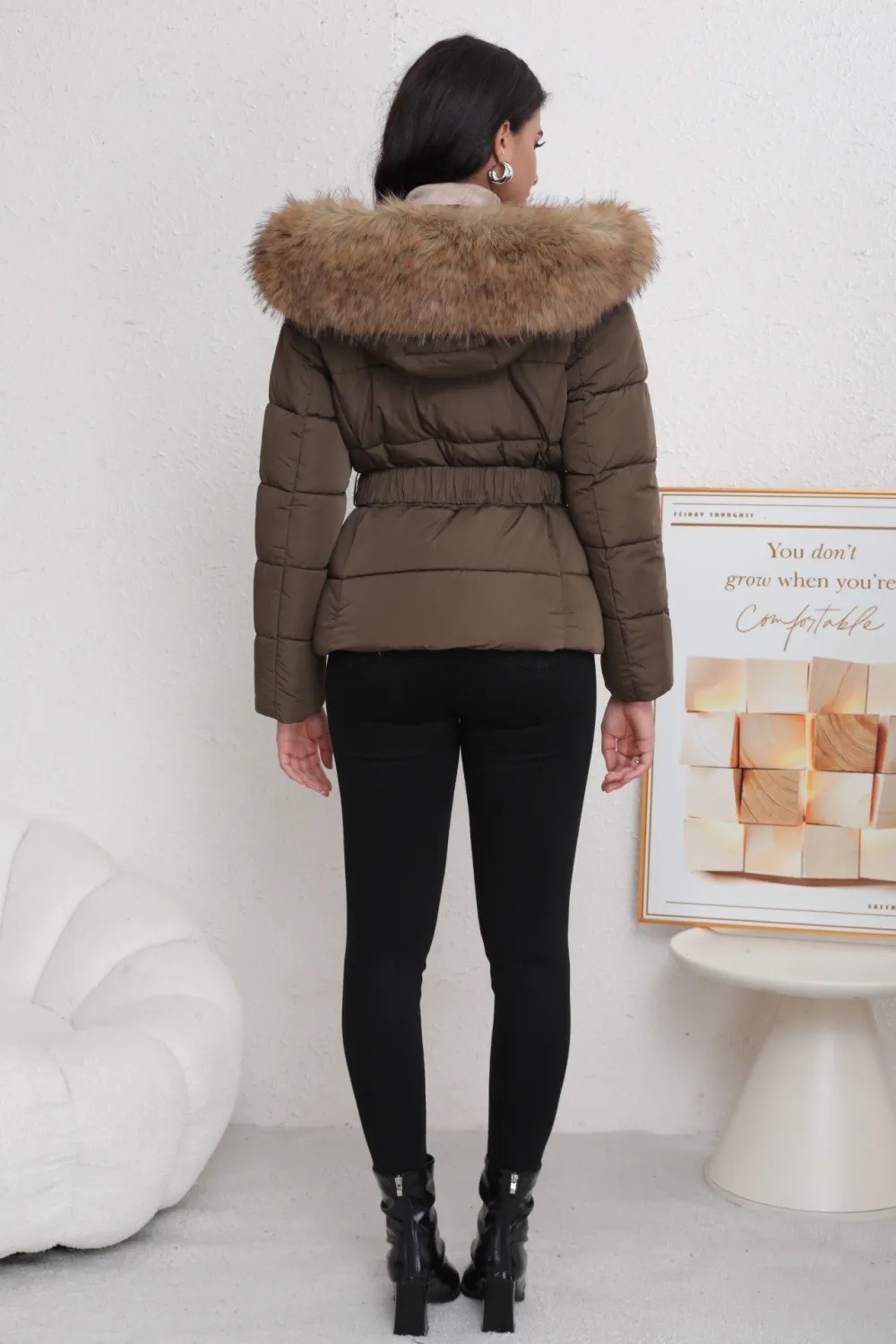 Kurze Daunenjacke mit Gürtel - Image 17