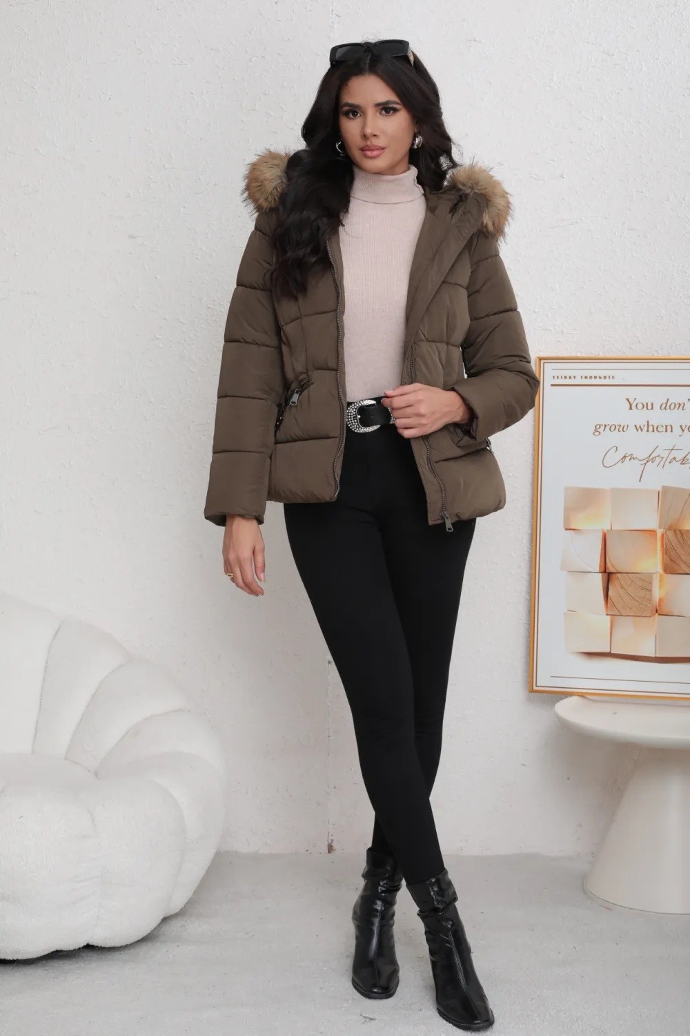 Kurze Daunenjacke mit Gürtel - Image 9