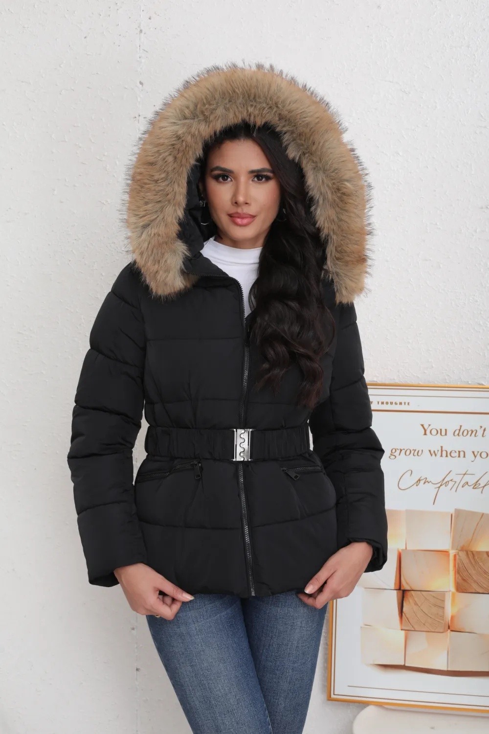 Kurze Daunenjacke mit Gürtel - Image 8