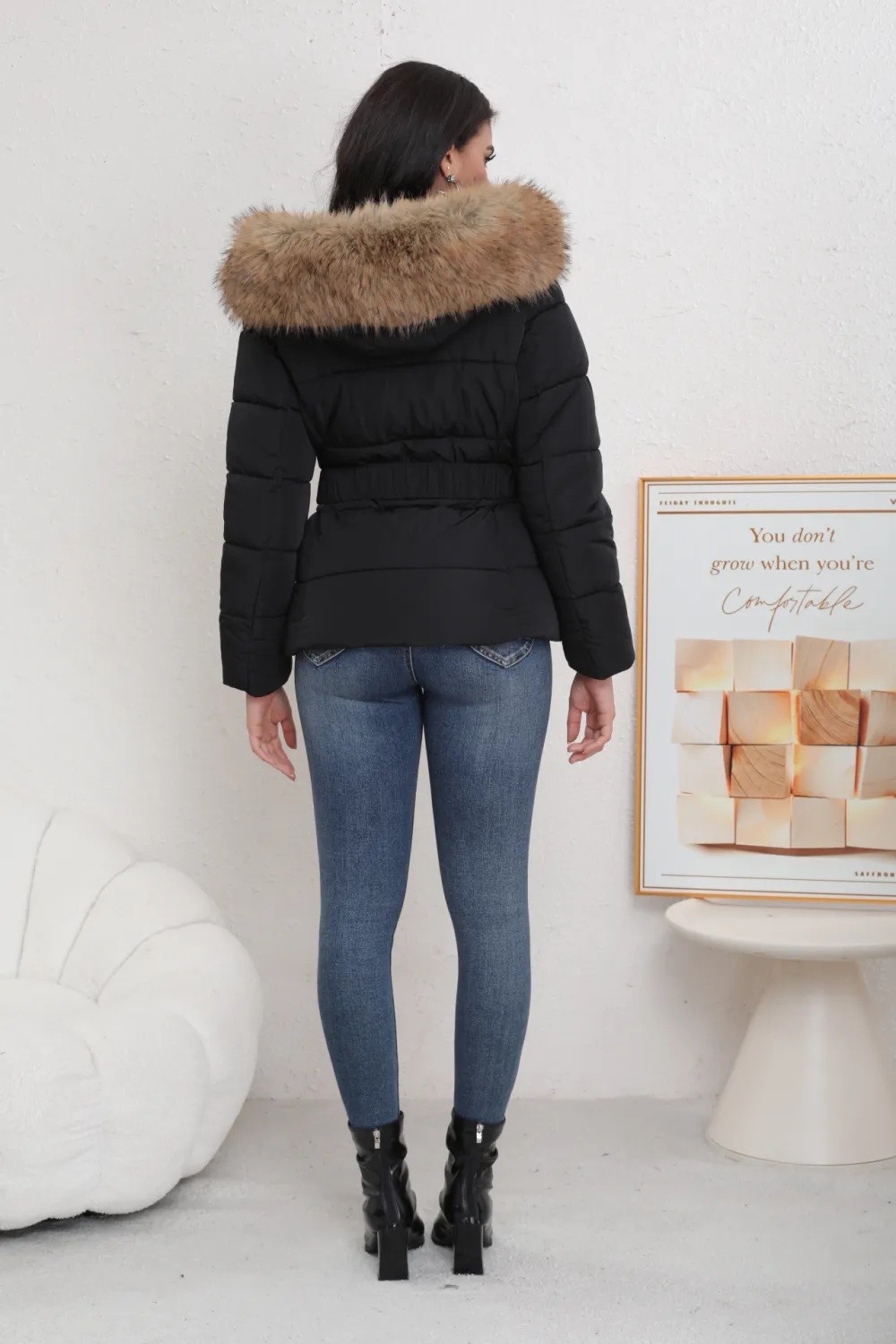 Kurze Daunenjacke mit Gürtel - Image 15