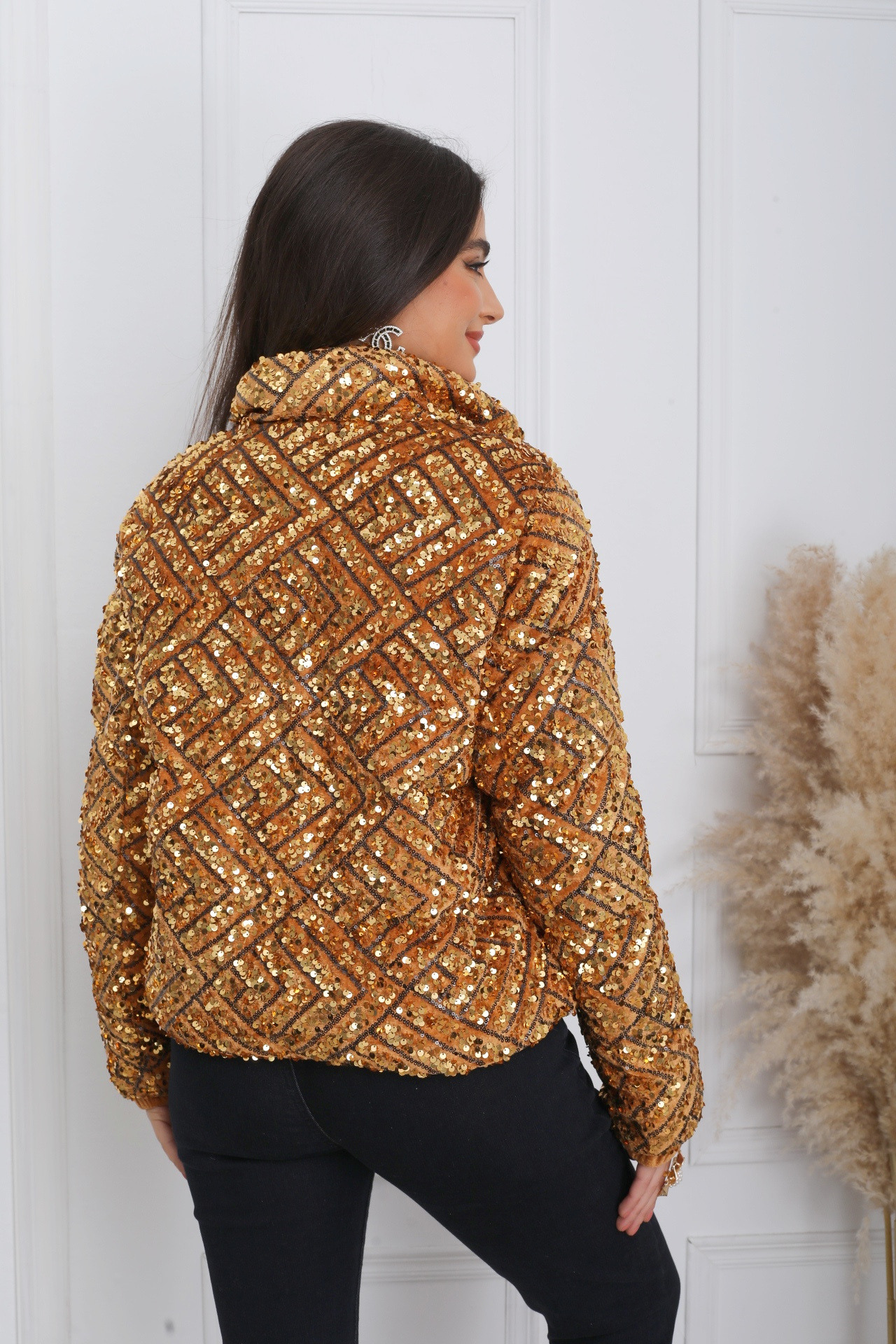 Chaqueta corta acolchada de lentejuelas - Image 4