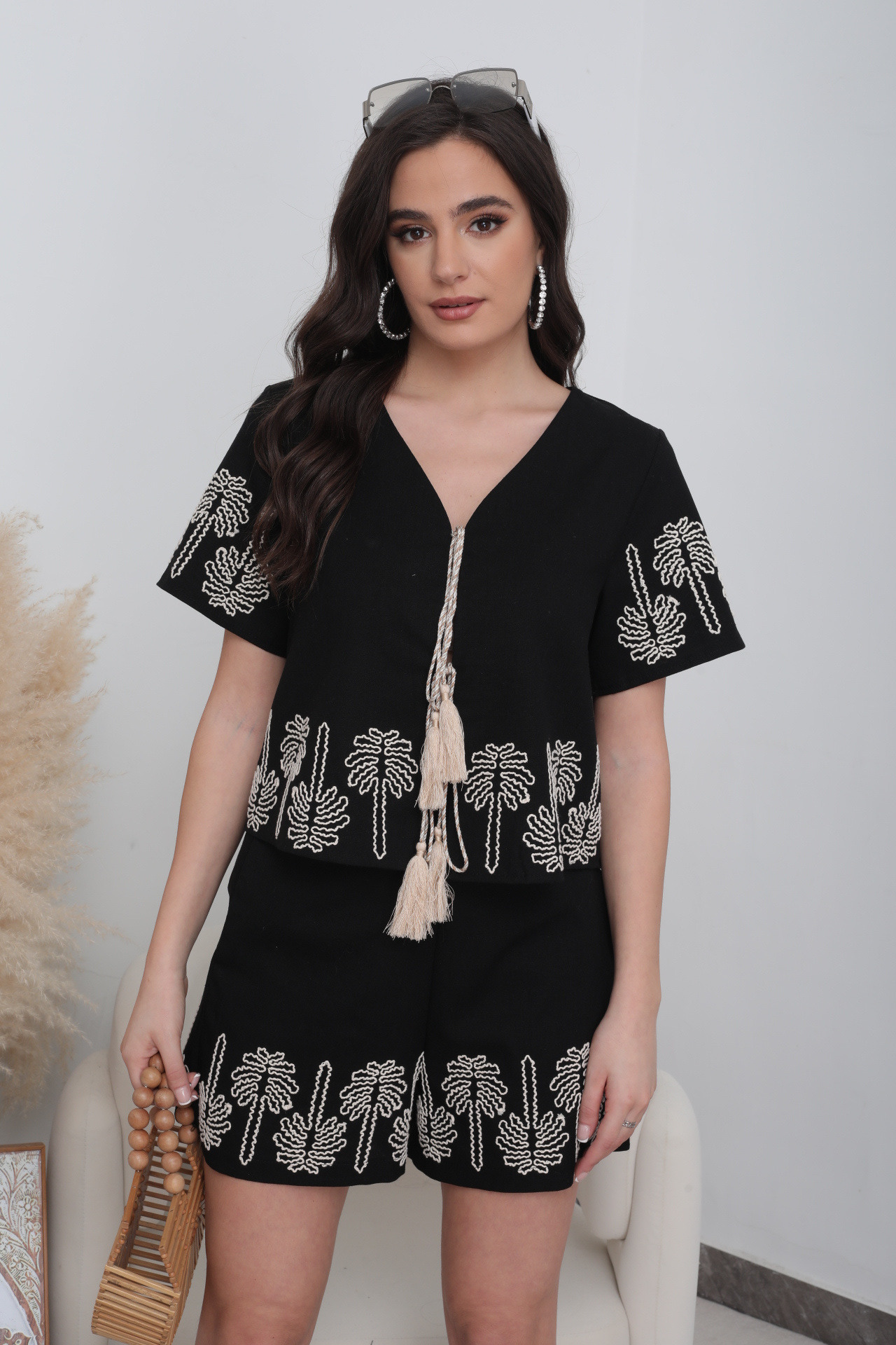 Conjunto de chaleco y shorts bordados