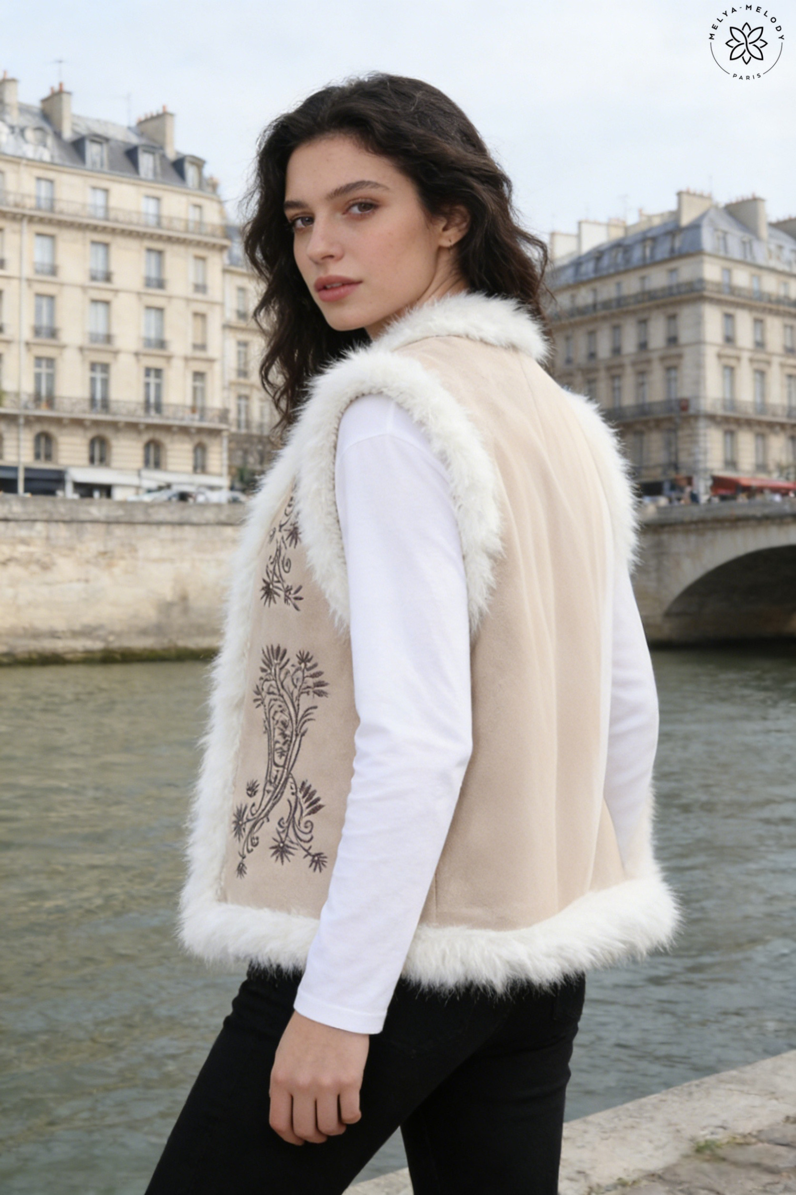 Gilet in Camoscio Senza Maniche con Ricamo - Image 5