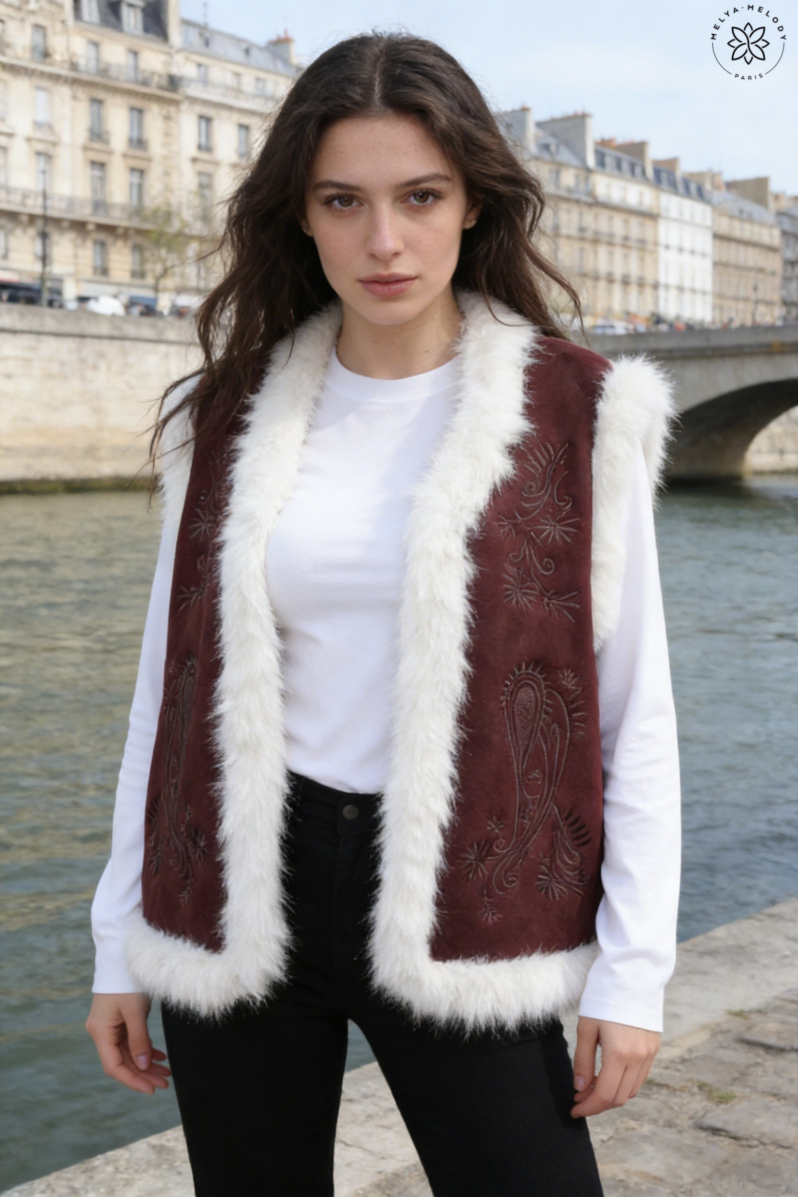 Gilet in Camoscio Senza Maniche con Ricamo - Image 3