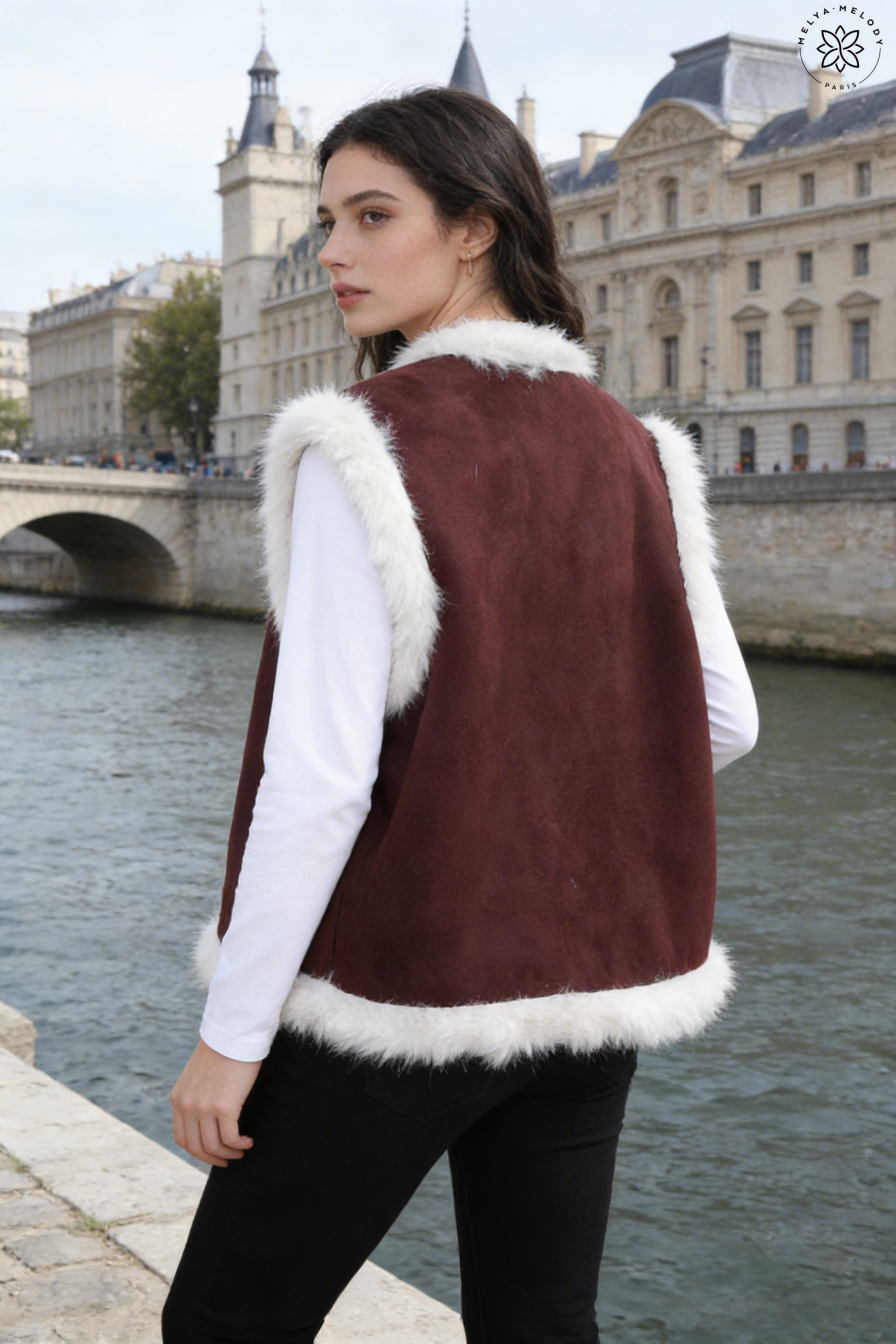 Gilet in Camoscio Senza Maniche con Ricamo - Image 7