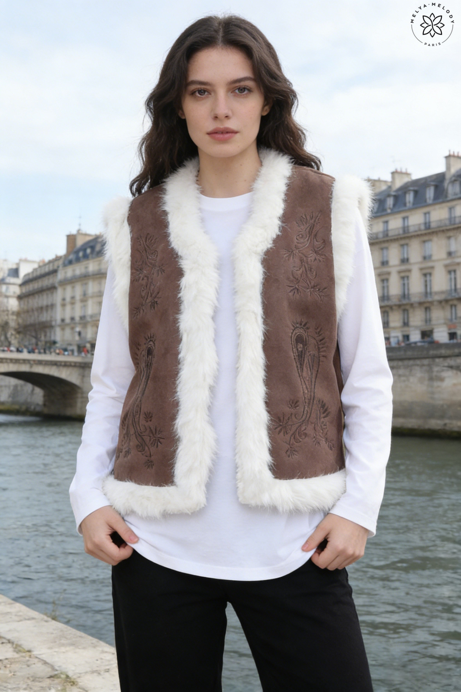 Gilet in Camoscio Senza Maniche con Ricamo - Image 4
